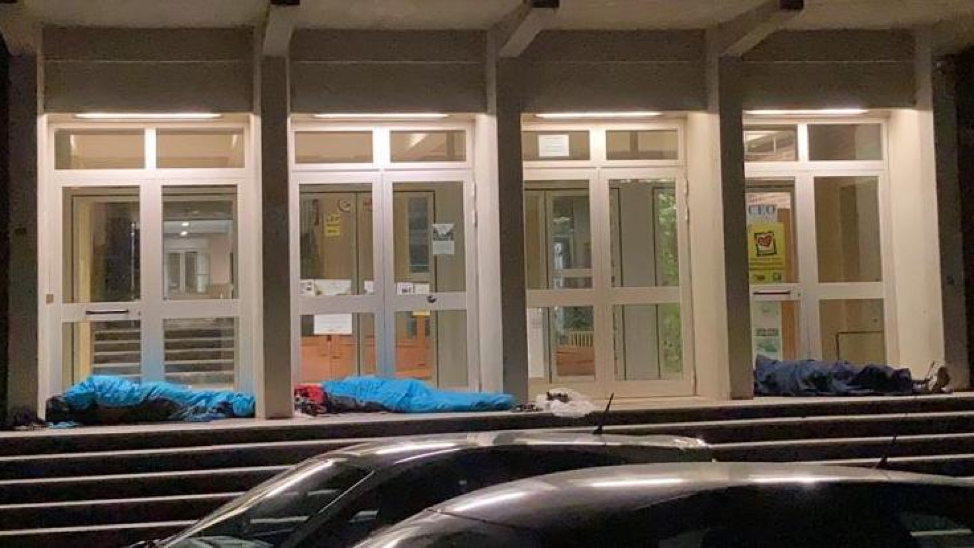Dal Pakistan ai gradini del liceo, in attesa di un tetto: "Per la tratta 5mila dollari"