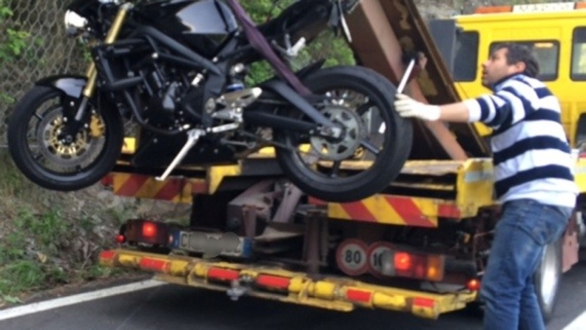Marsaglia, si schianta in moto contro la scarpata: grave un centauro