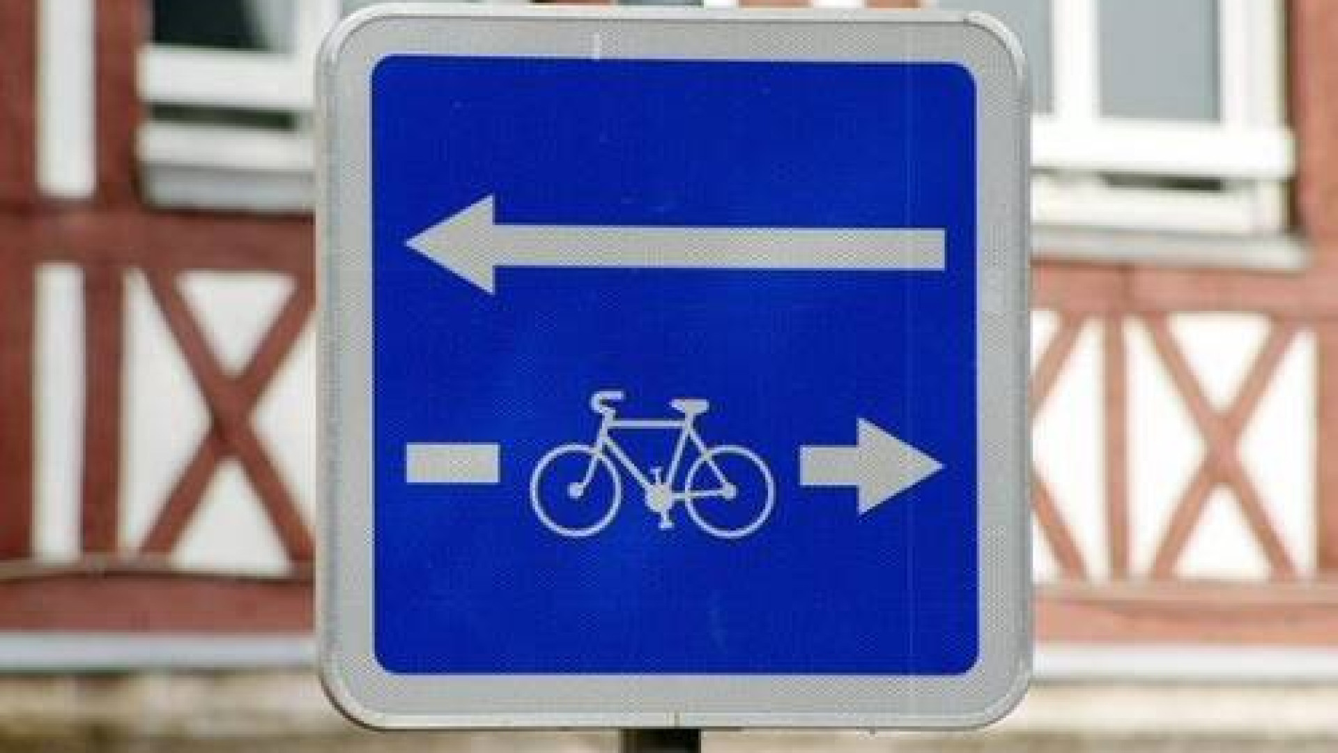 Biciclette contromano: c'è l'ok del tribunale, ma solo con nuovi cartelli