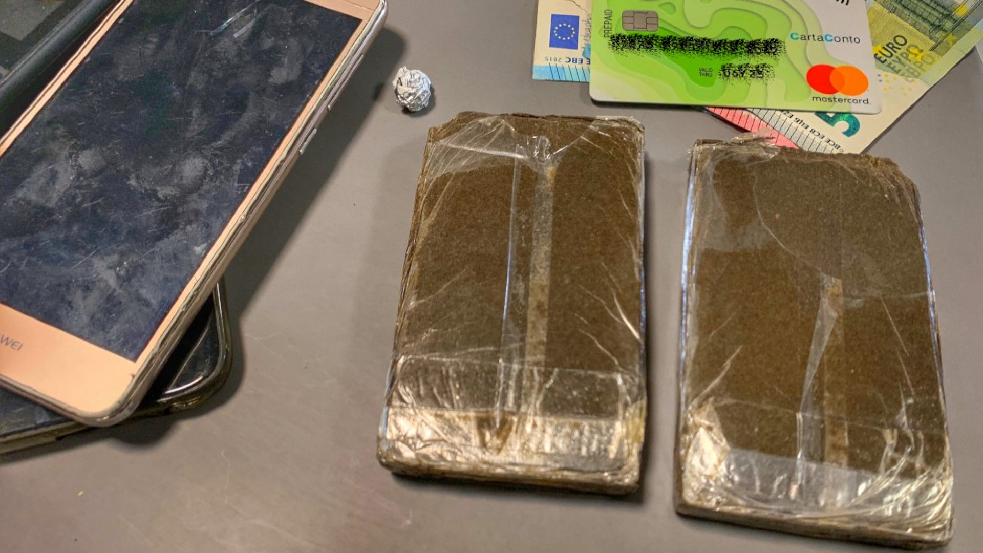 Due etti di droga negli slip, arrestato. Scoperti grazie al fiuto del cane antidroga