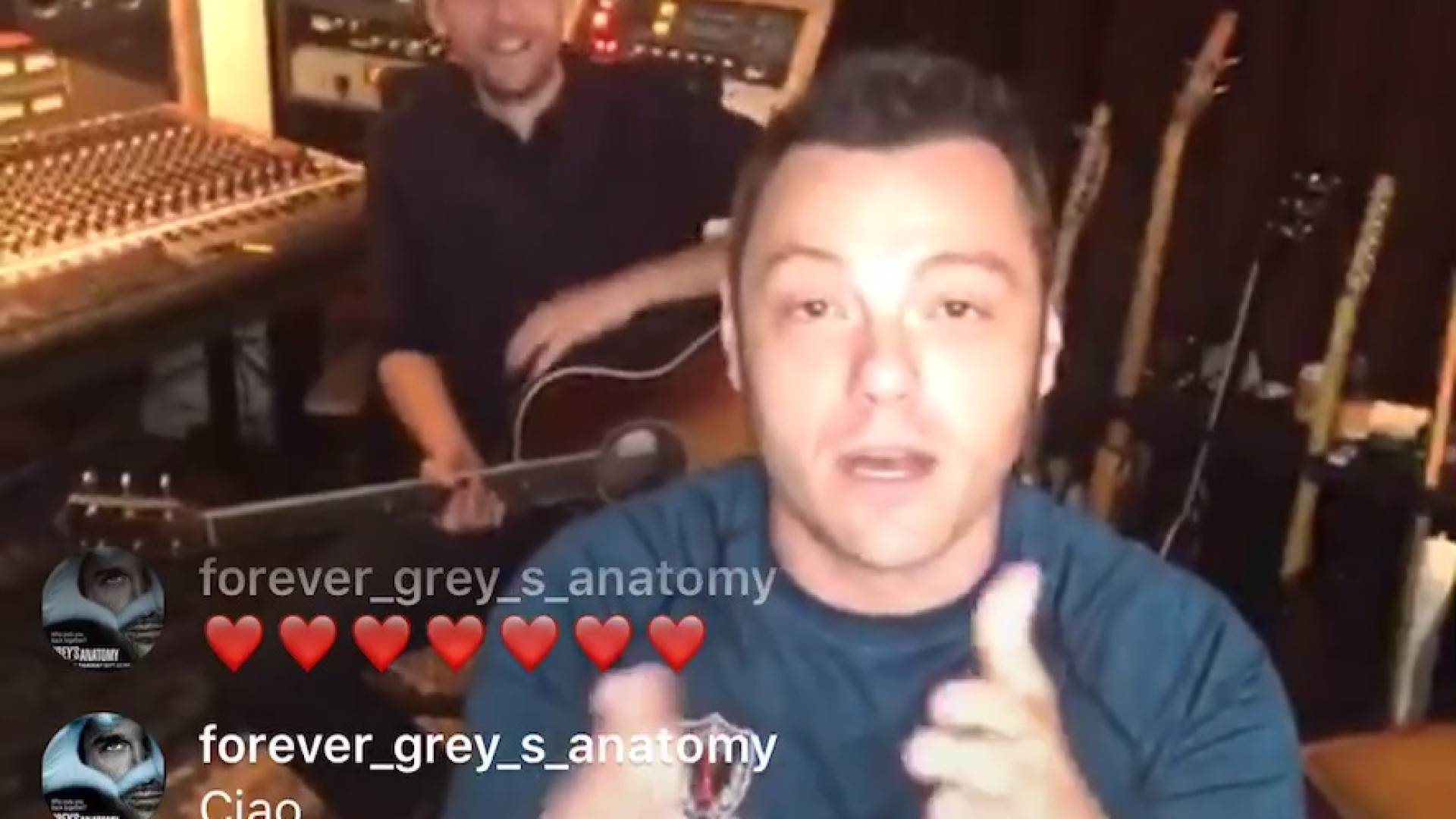 Tiziano Ferro canta e il piacentino Sonzini lo accompagna alla chitarra