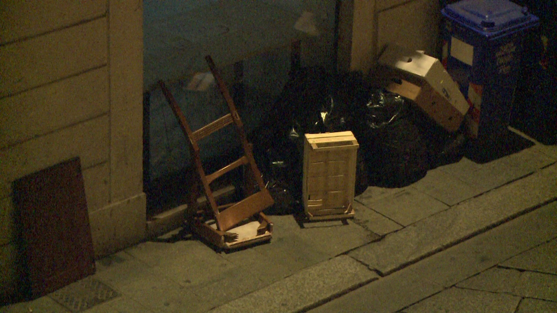 Marciapiedi come discariche, in via Roma “promenade” | dei rifiuti nei sacchi neri
