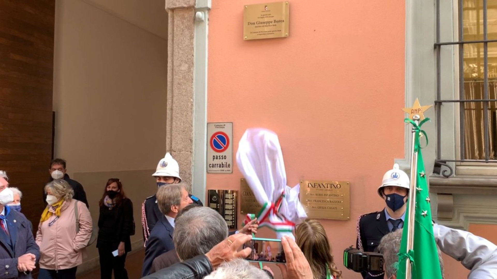 Targa sulla casa natale di don Giuseppe Borea: "Qui ha imparato a perdonare"