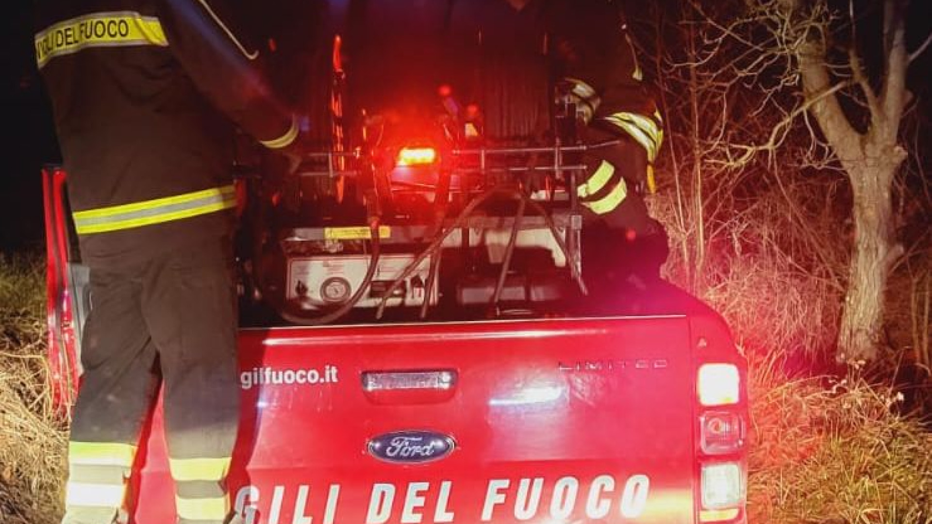 Ambulanza impantanata nel fango a Tassara: intervento dei vigili del fuoco