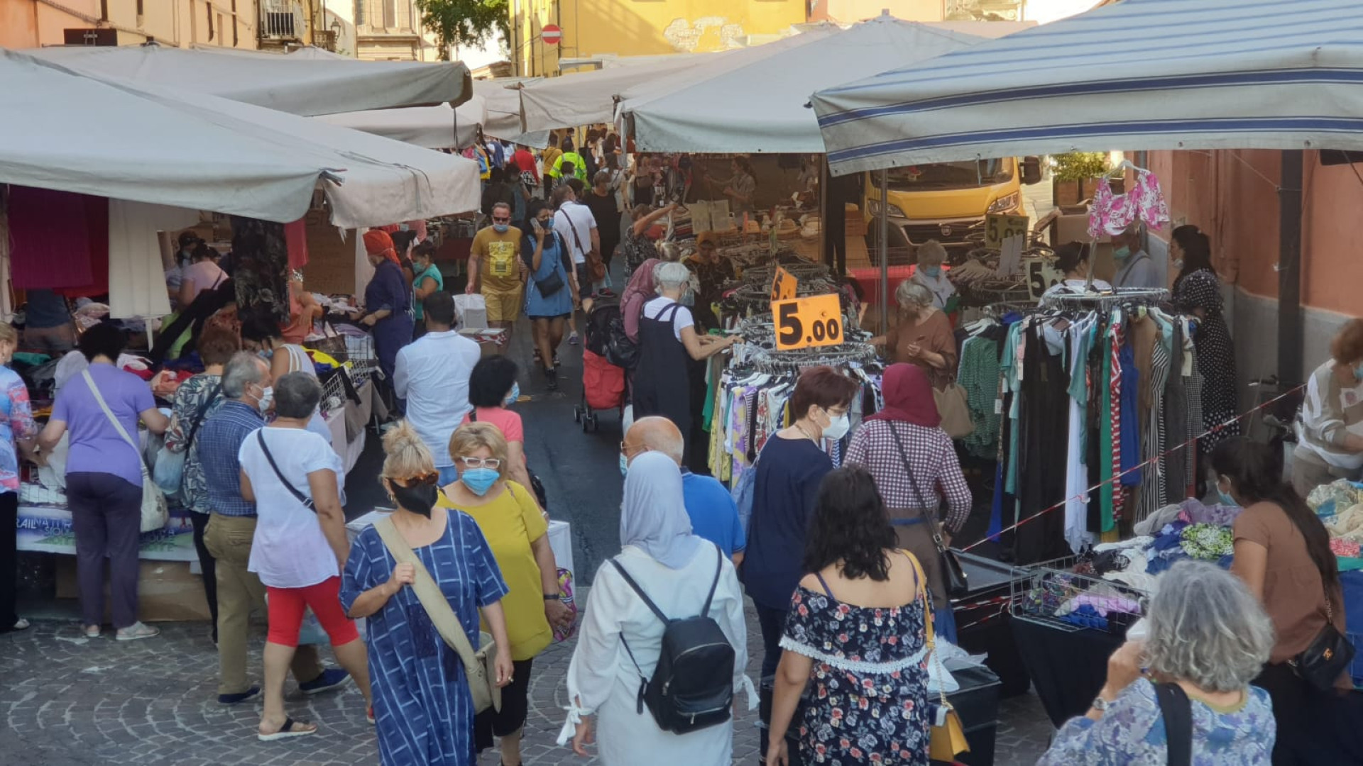 Sant'Antonino, niente fiera, ma banchi del mercato fino a sera. Buona affluenza. FOTO
