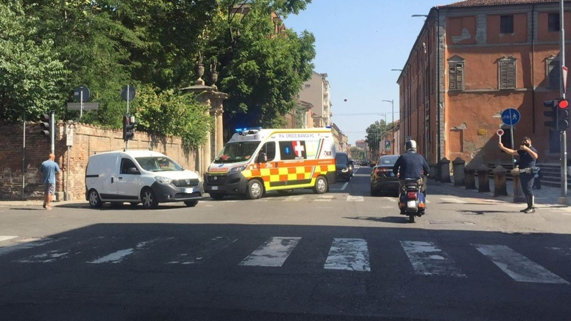 Incidente manda il traffico in tilt tra lo Stradone farnese e via Giordani. Un ferito