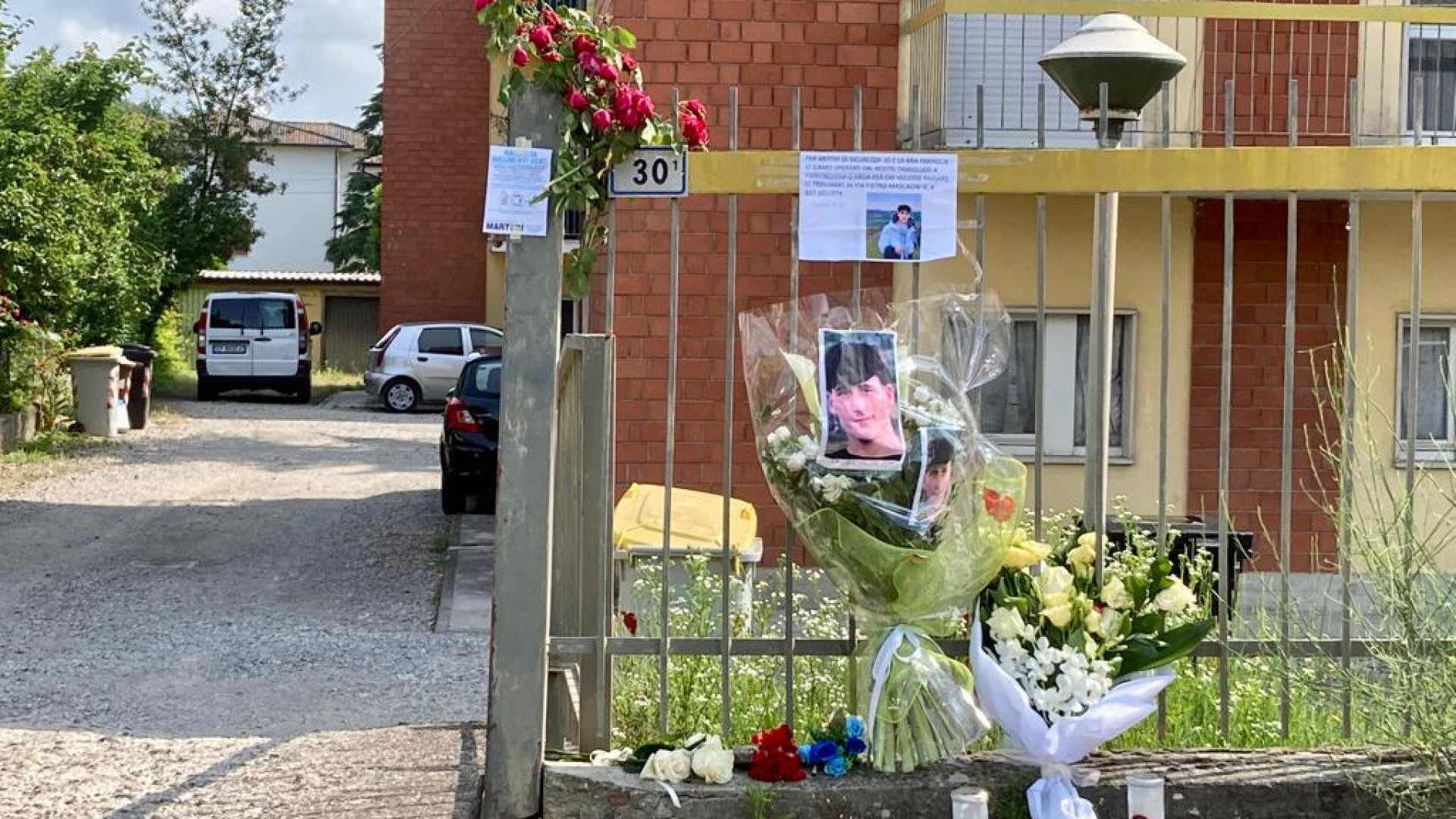Il padre di Enrico: "Giocava con la pistola ed è partito il colpo"