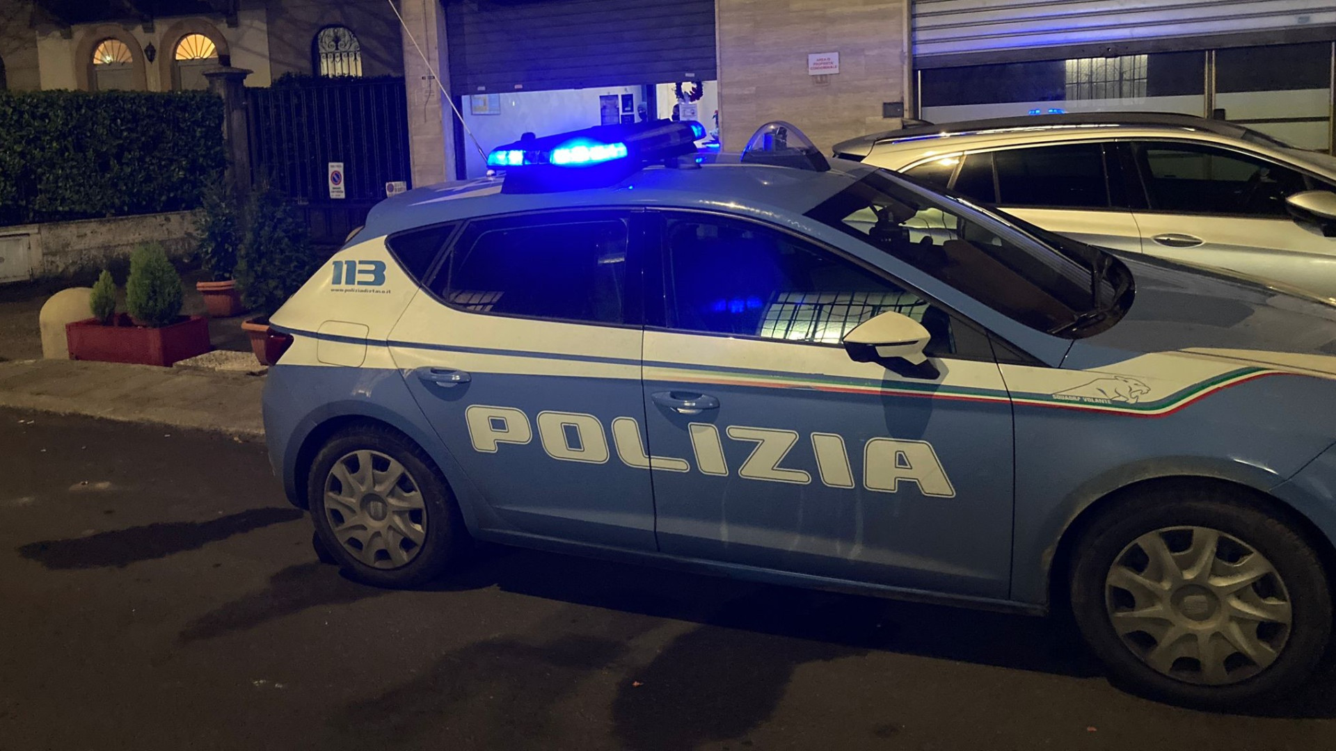 Via Benedettine, ubriachi danno in escandescenza in un bar: interviene la polizia