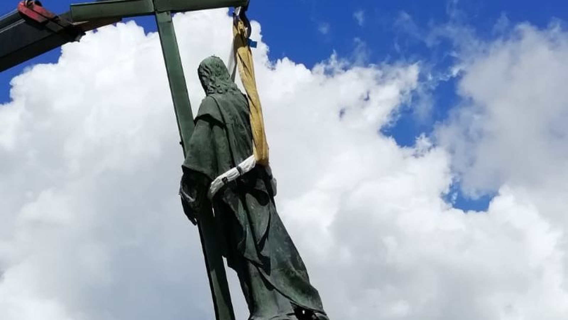 Il Cristo Redentore "lascia" il monte Penice: trasporto in città per il restauro