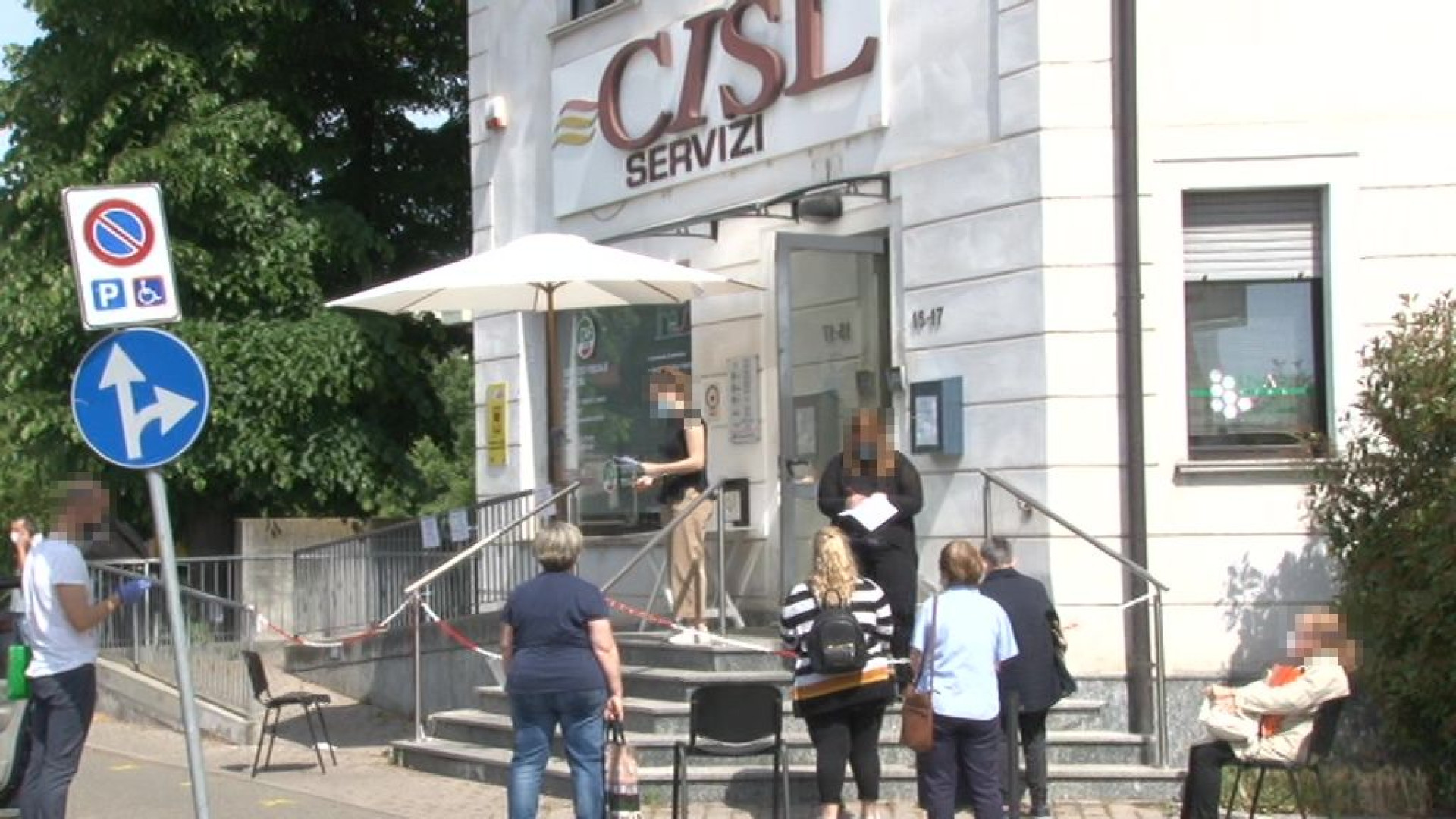 Contratti a tempo scaduti, file di precari alla Cisl. "Situazione mai vista"