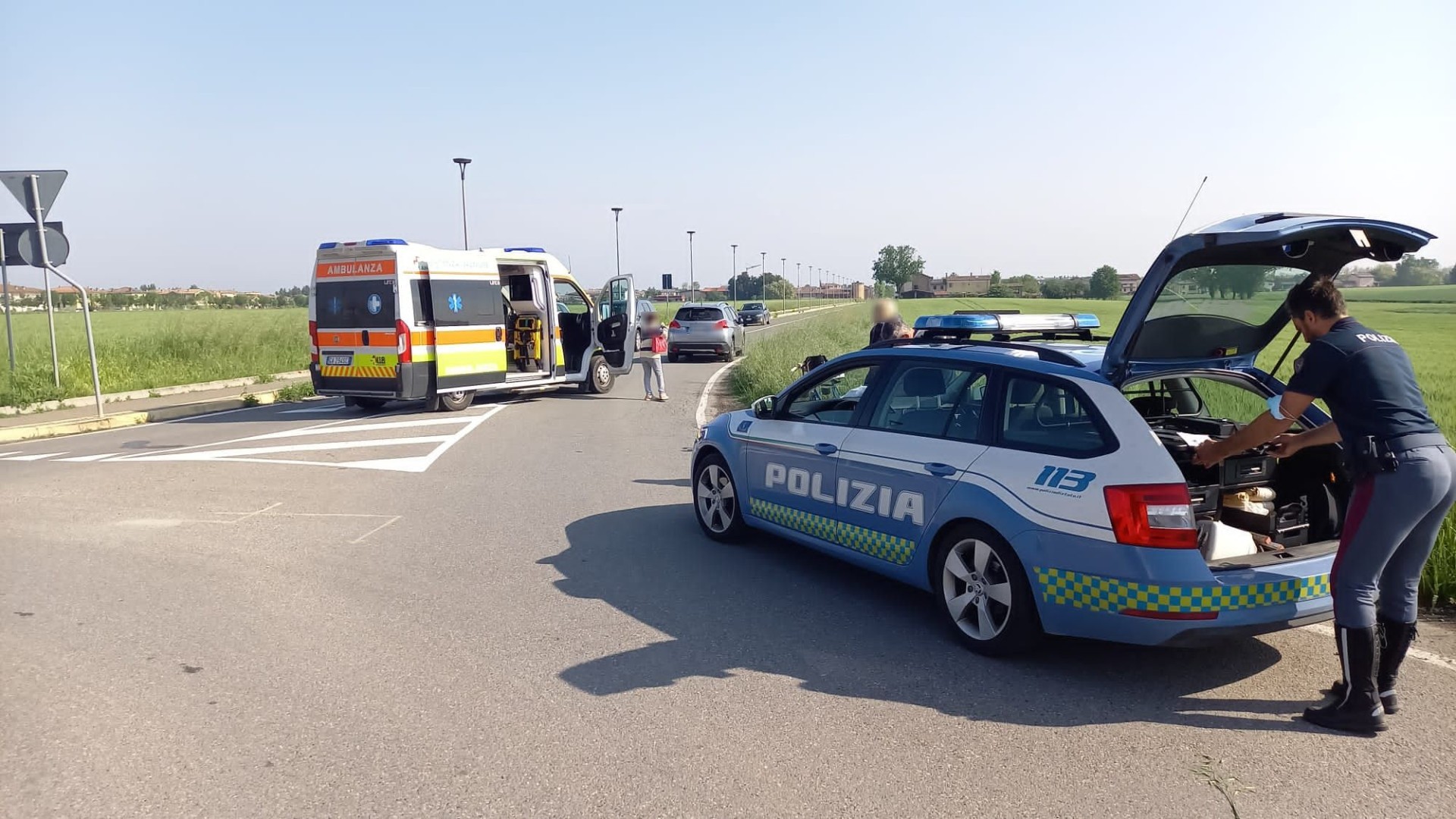 Podenzano, ciclista investita da un'auto alla rotonda di Altoè: trasportata in ospedale