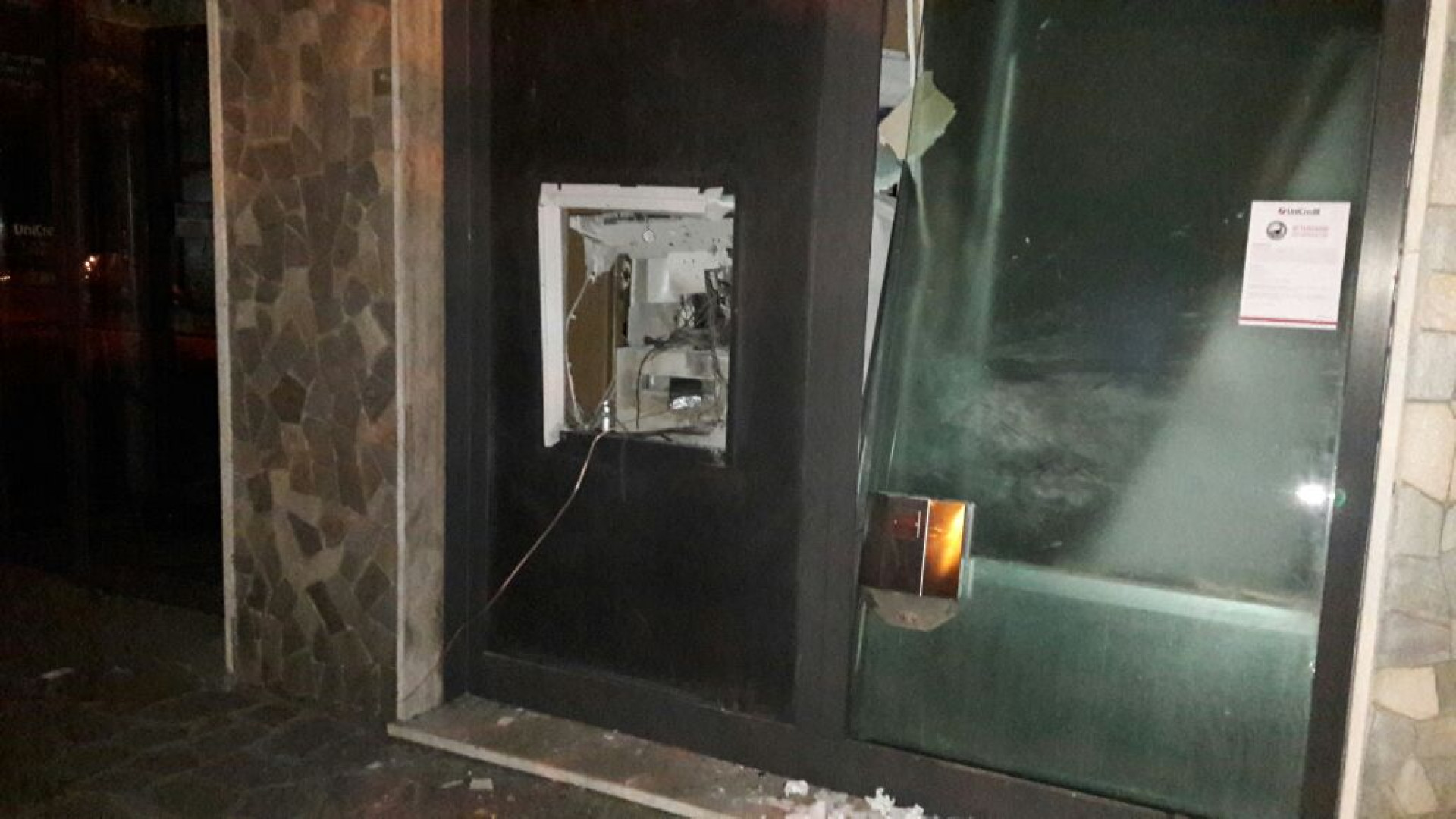 Bloccano la strada e assaltano il bancomat con l'esplosivo, ma i banditi scappano a mani vuote