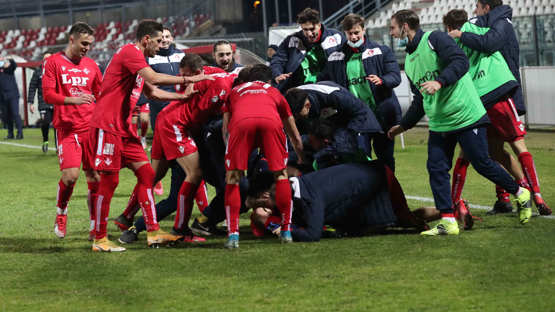 Lamesta salva il Piace in dieci: pareggio d'oro con la Carrarese