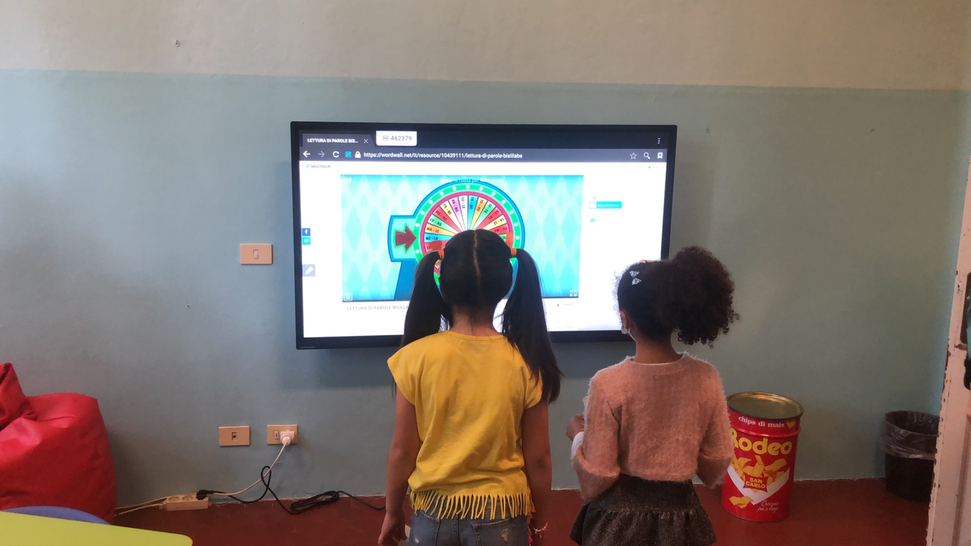 Scuola Taverna, ecco la nuova lavagna interattiva per alunni disabili: "Classi più inclusive"