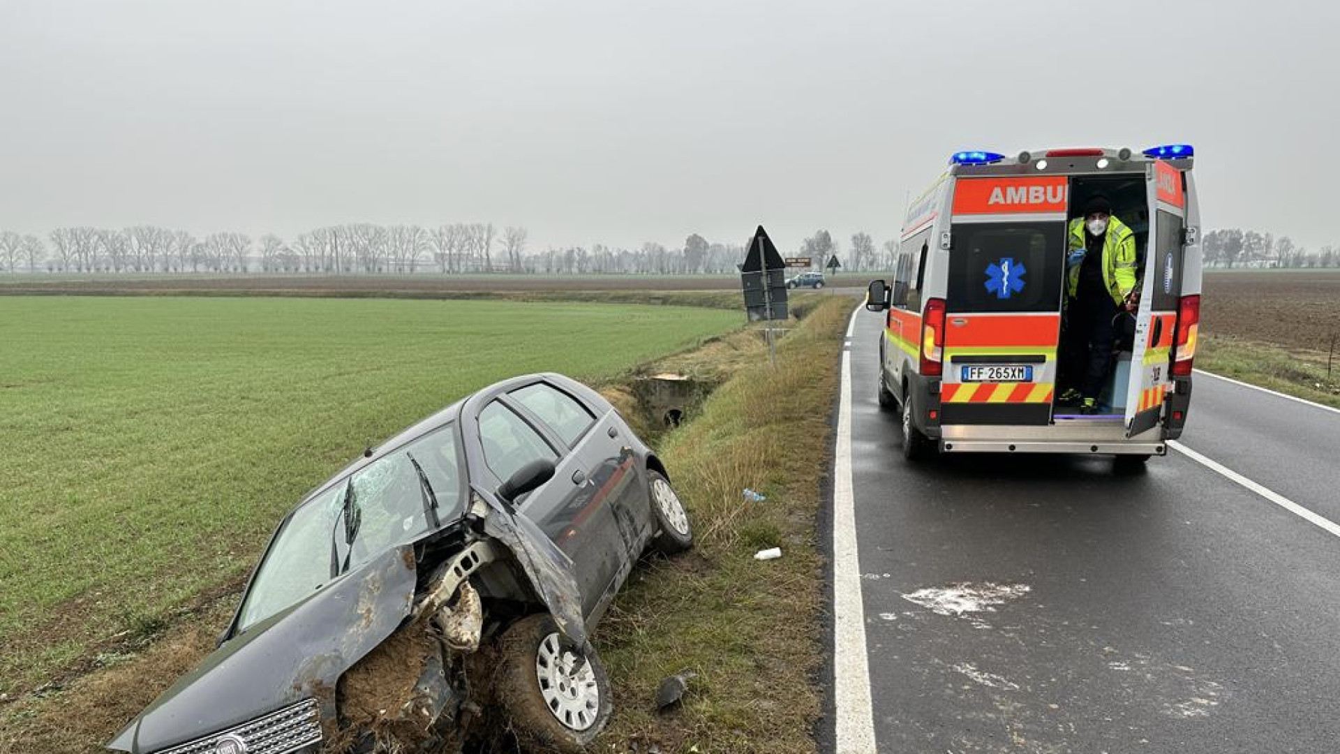 Auto fuori strada a Niviano: conducente a Parma in elisoccorso