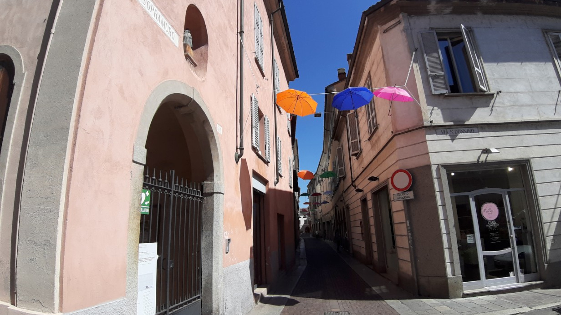 Ennesimo furto in un negozio del centro storico: dall'ottico rubati occhiali e computer