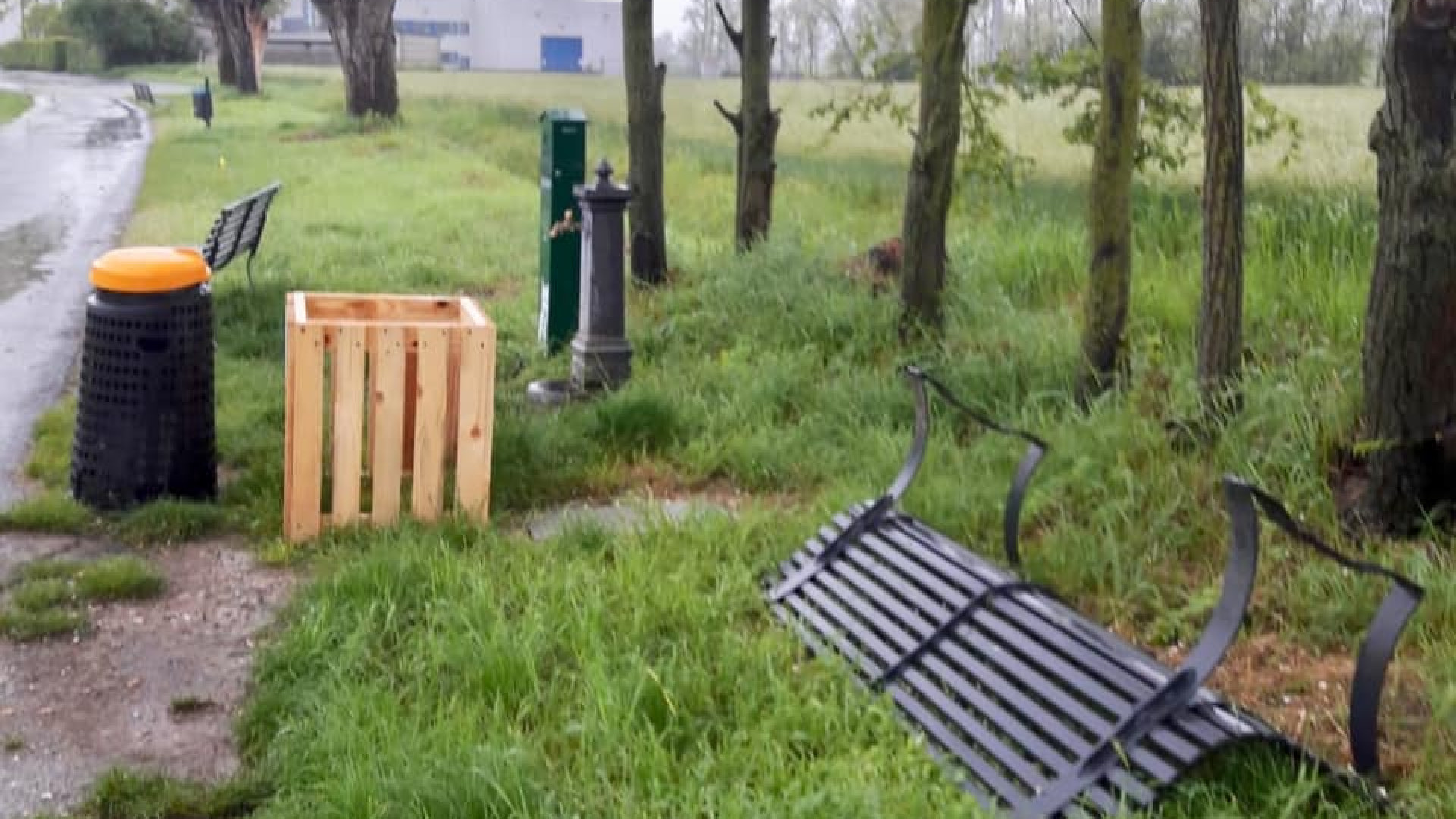 Vandali in azione: panchine ribaltate e cassette delle lettere divelte