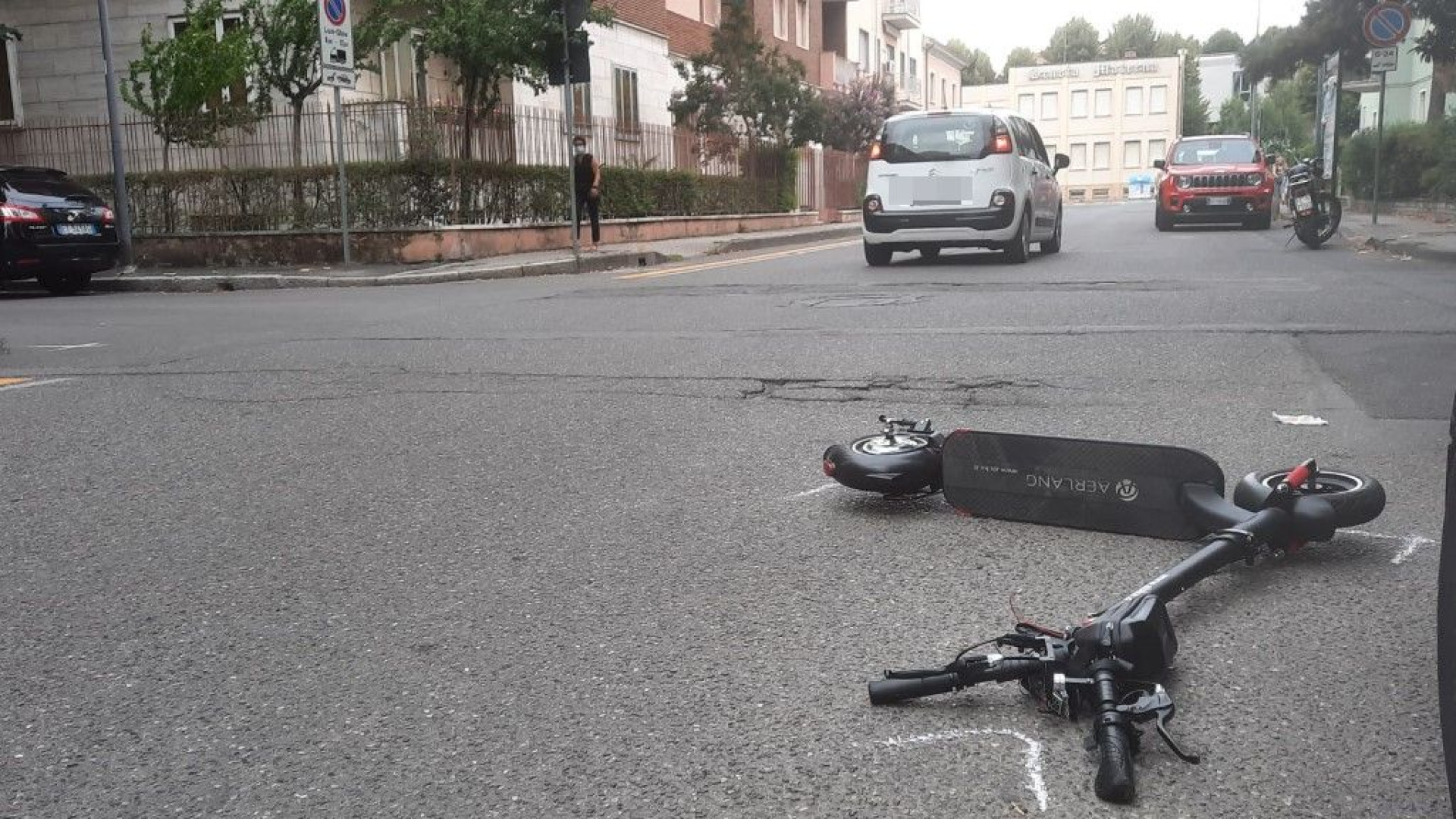Cade con il monopattino in via Poggi, 26enne finisce in ospedale