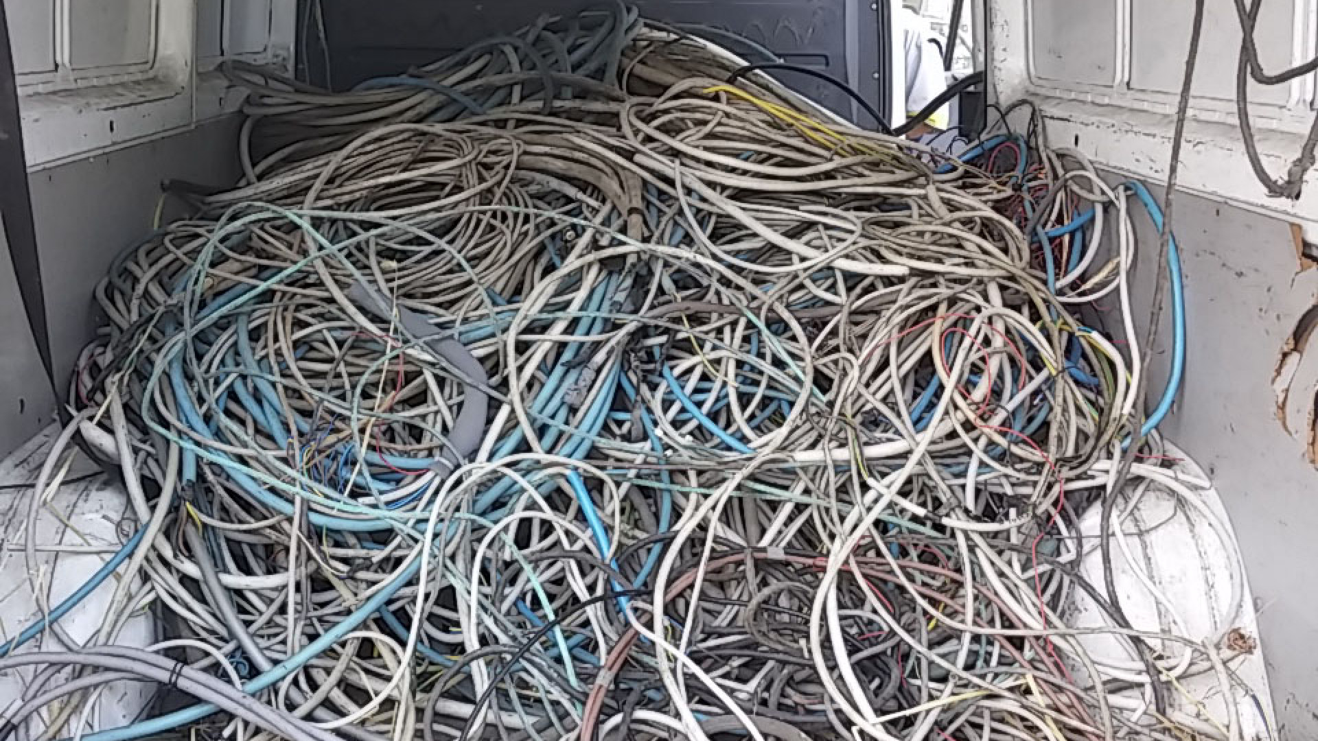 Razzia al magazzino, rubate centinaia di matasse di fili elettrici
