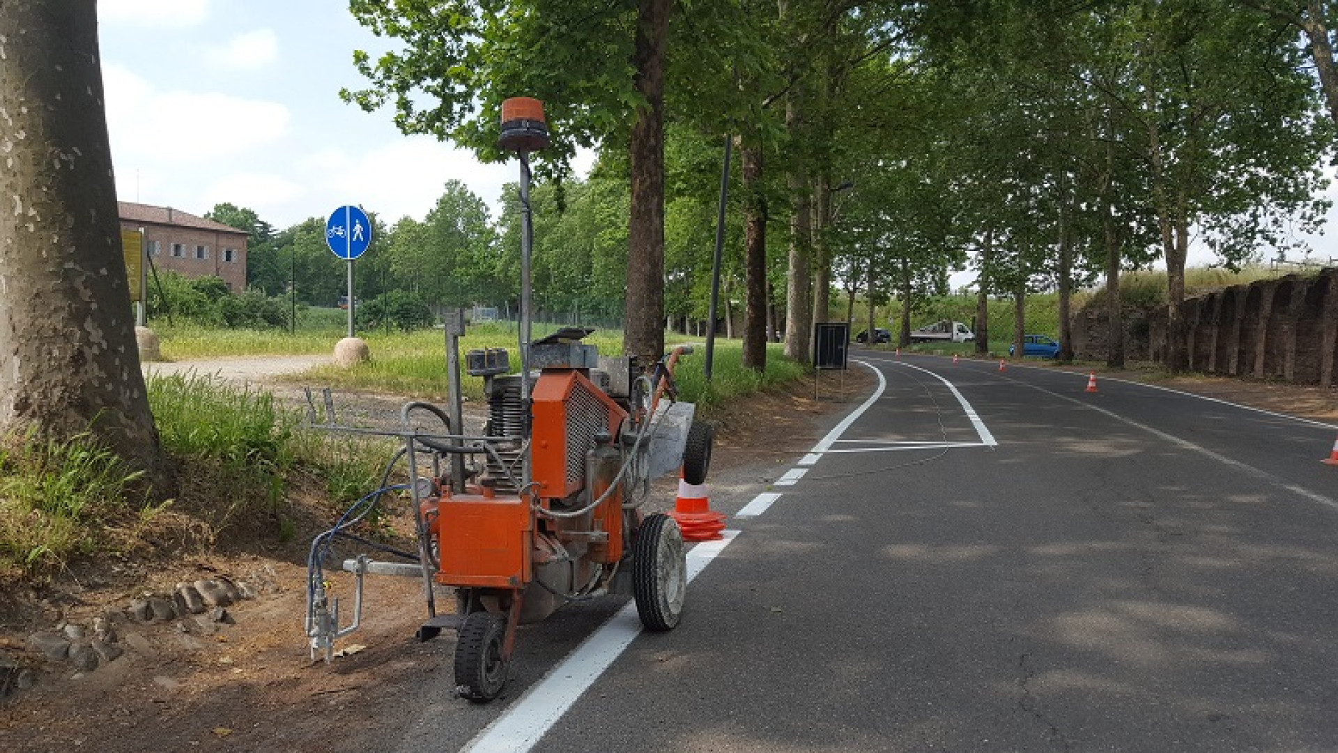 Via Tramello: spuntano le strisce bianche per 80 posti auto