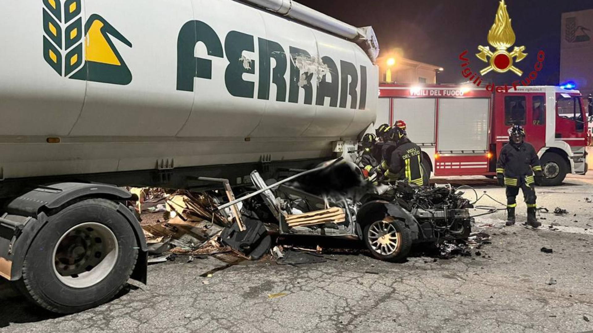 Auto esce di strada e finisce sotto un camion posteggiato: morto il trentenne alla guida
