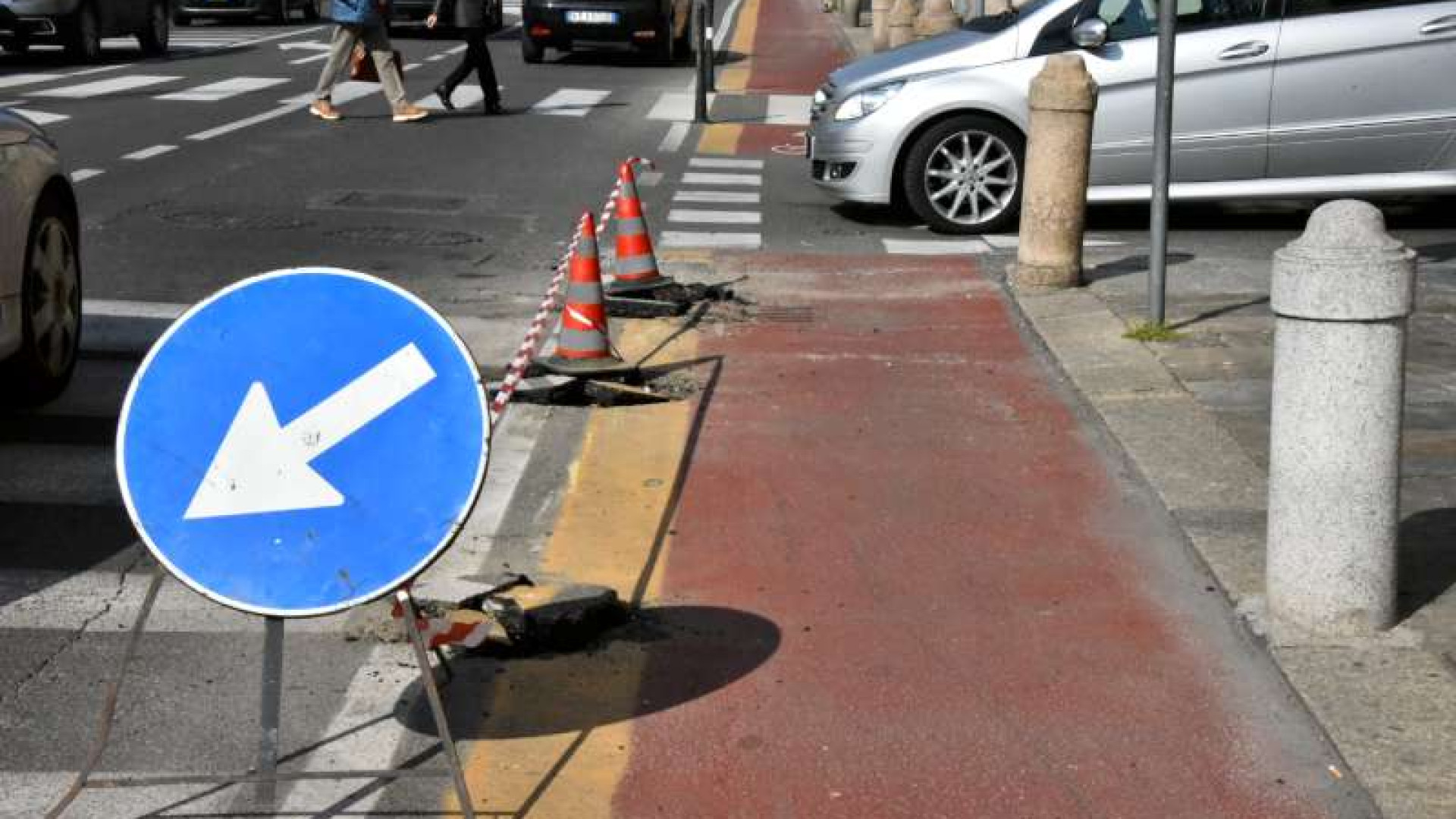 Stradone: travolge tre parigine e scappa, ma "dimentica" la targa