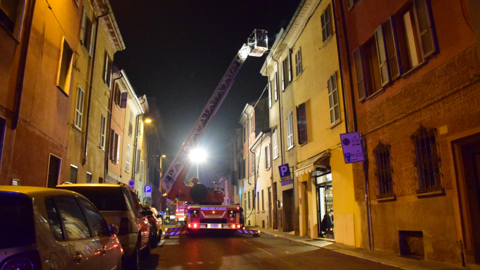 Incendio di una canna fumaria e malore in un negozio: via X Giugno riaperta