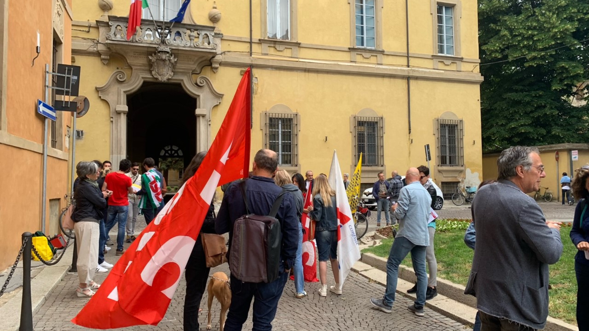 Sciopero insegnanti, chiuse le succursali del Gioia. Presidio davanti alla prefettura