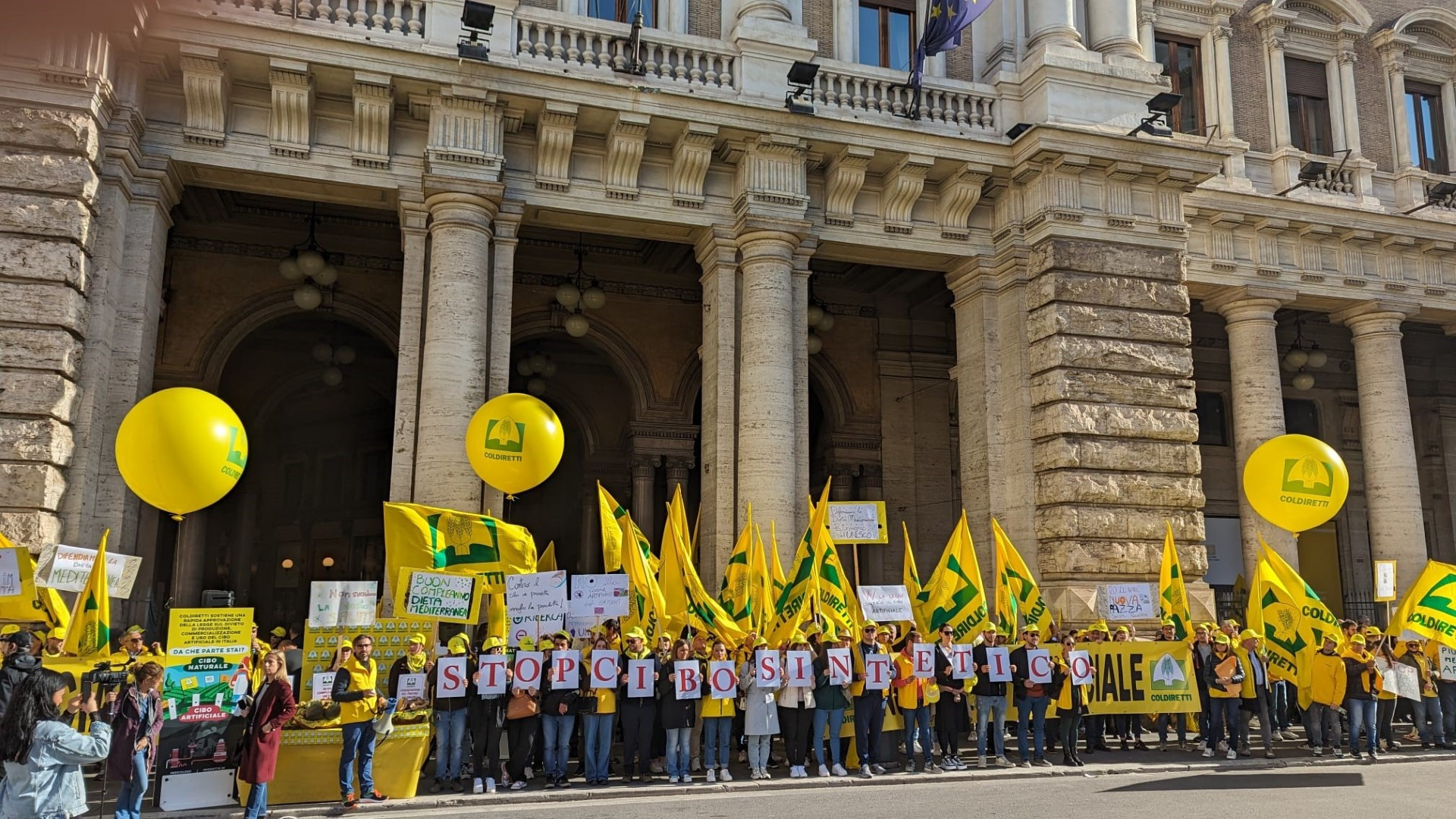 Approvata la legge contro i cibi artificiali. Coldiretti: "Ora la battaglia si sposta in Ue"