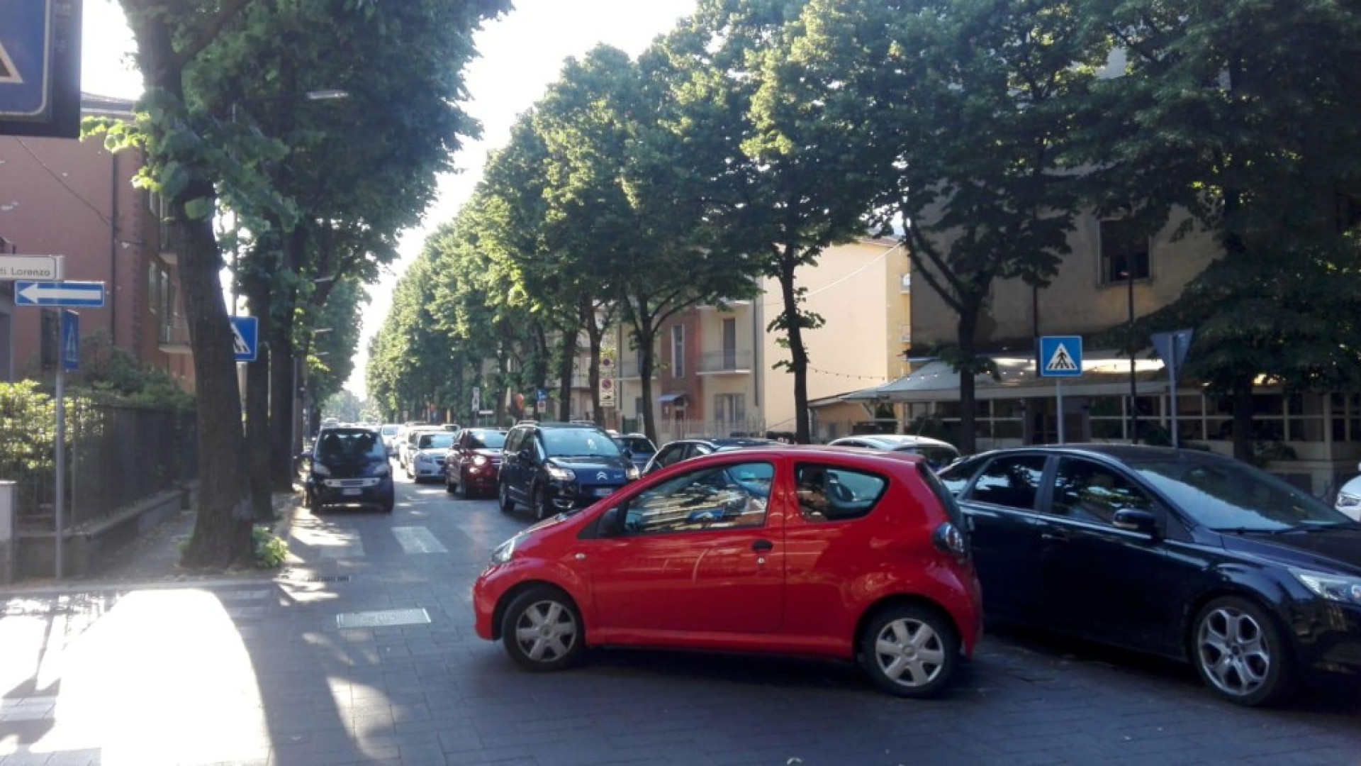 Ciclista investito in via Boselli: 18enne all'ospedale, non è grave. Traffico in tilt