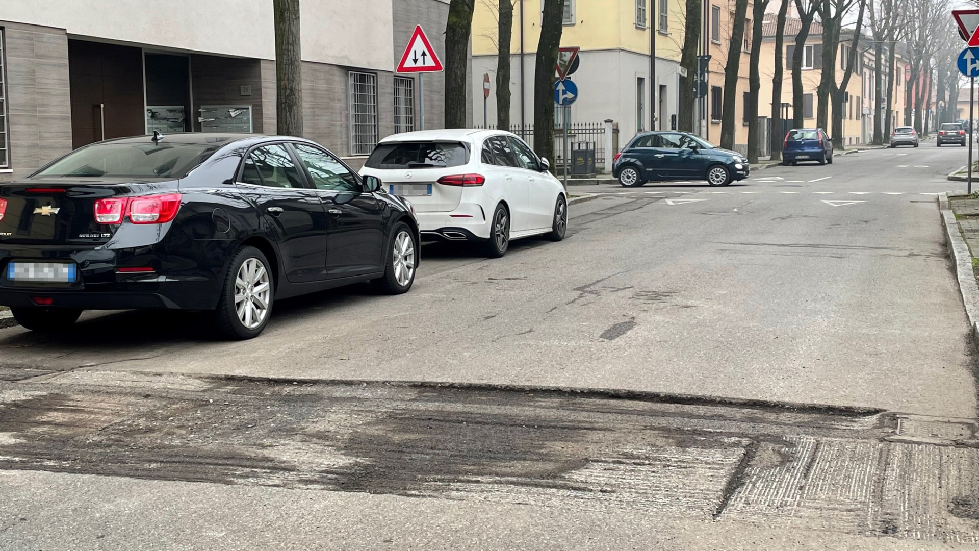Voragine nella strada, donna cade e si frattura il naso. Terzo episodio in pochi mesi