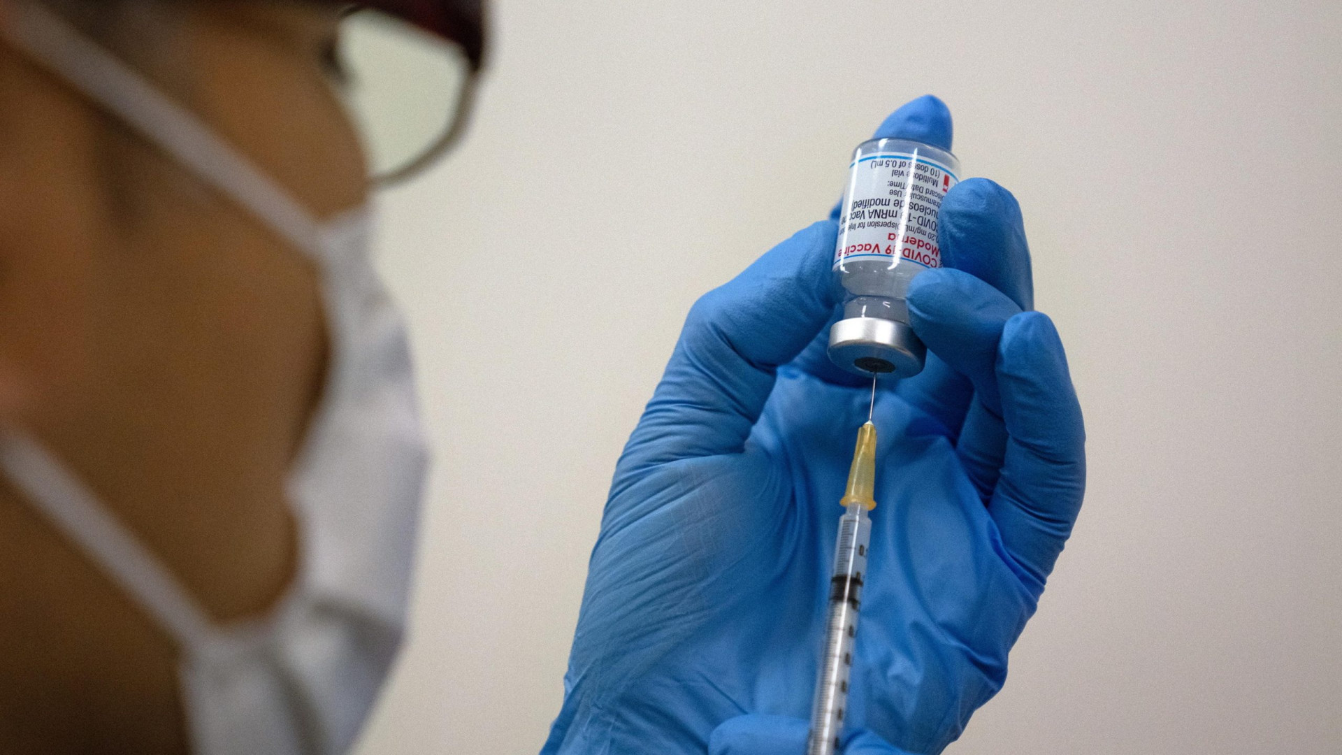 Vaccino, quarta dose per over 60: oltre mille prenotazioni nel primo giorno