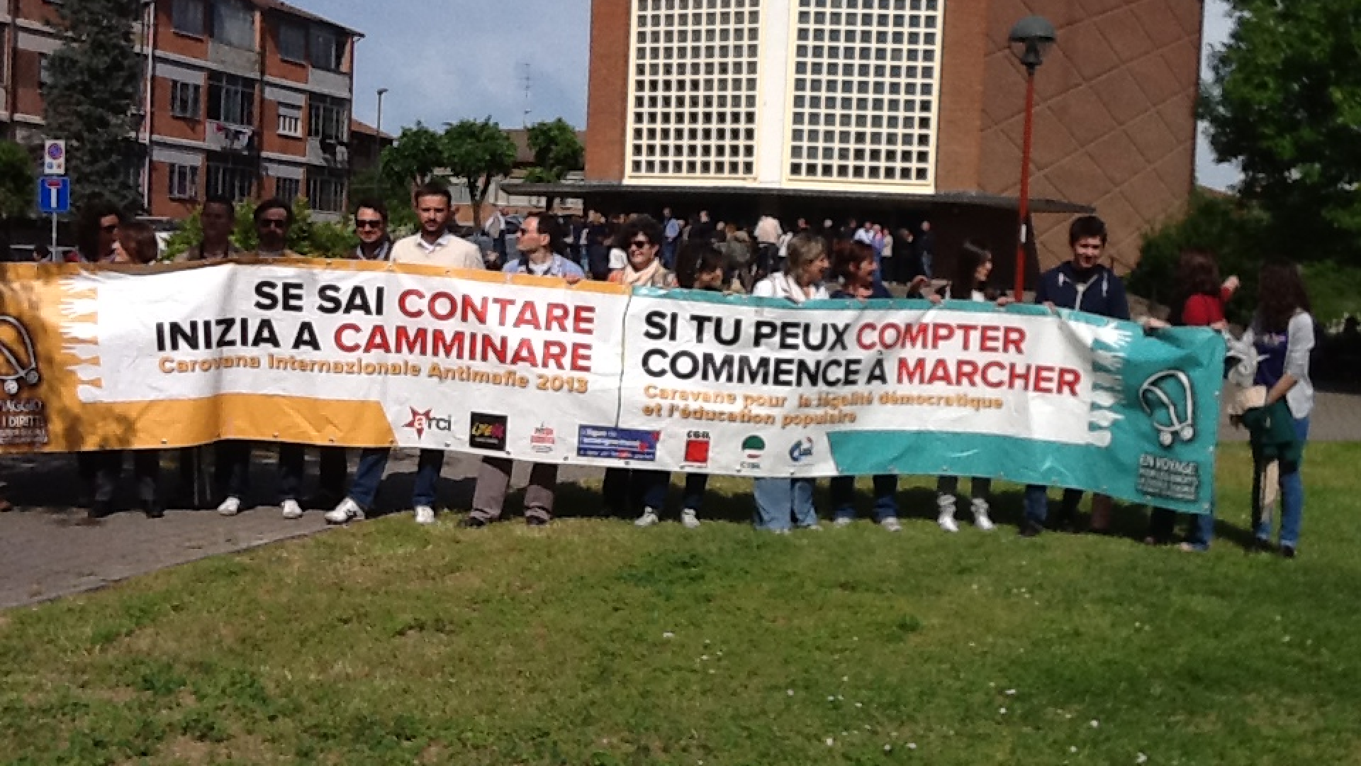 La carovana internazionale antimafia sfila nelle vie della città