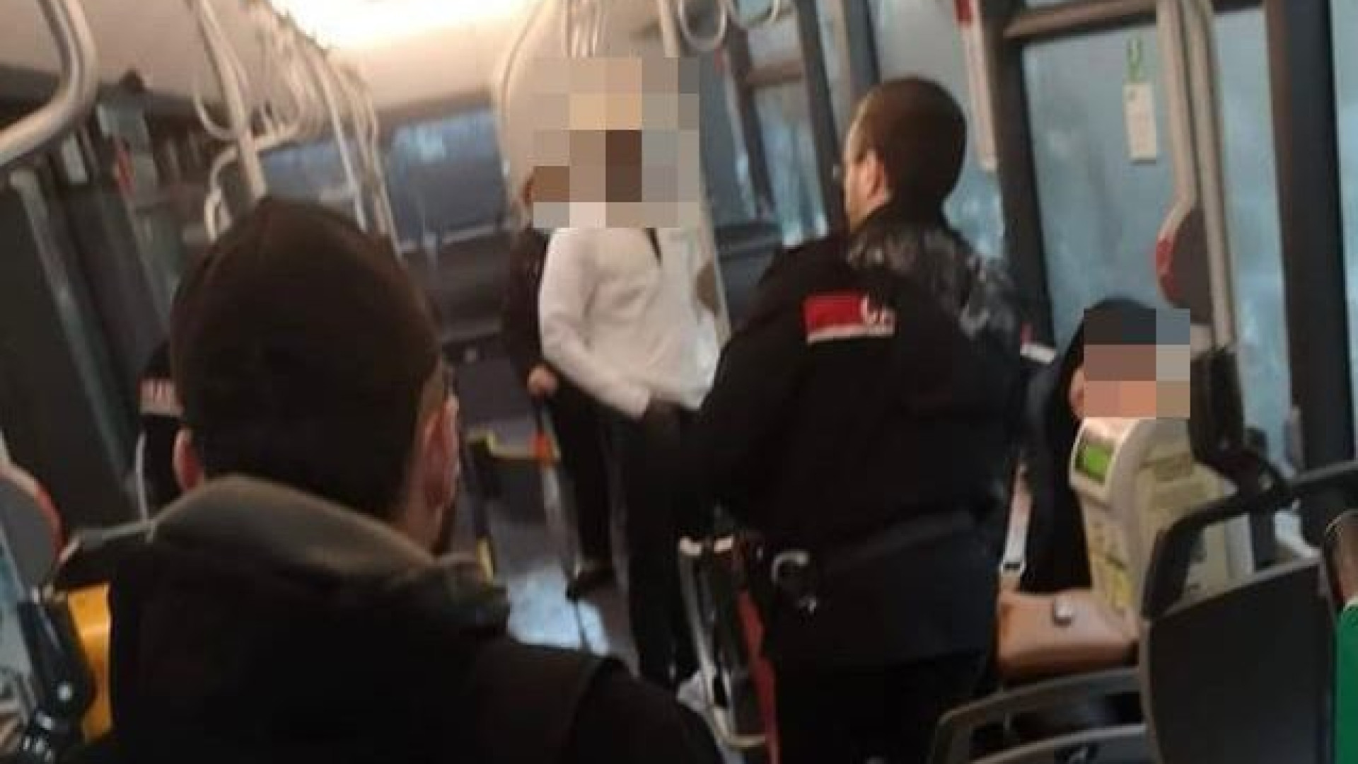 Si spoglia sull'autobus davanti agli studenti, denunciato dai carabinieri
