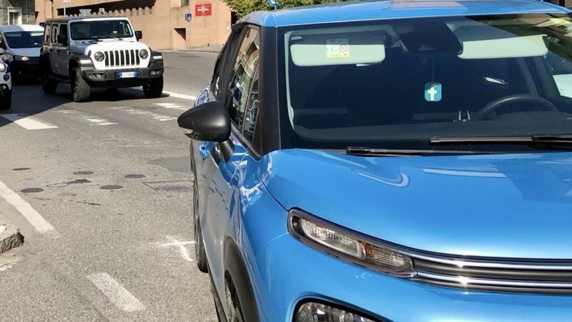 Scontro tra un'auto e una moto in via Capra: interviene la polizia locale