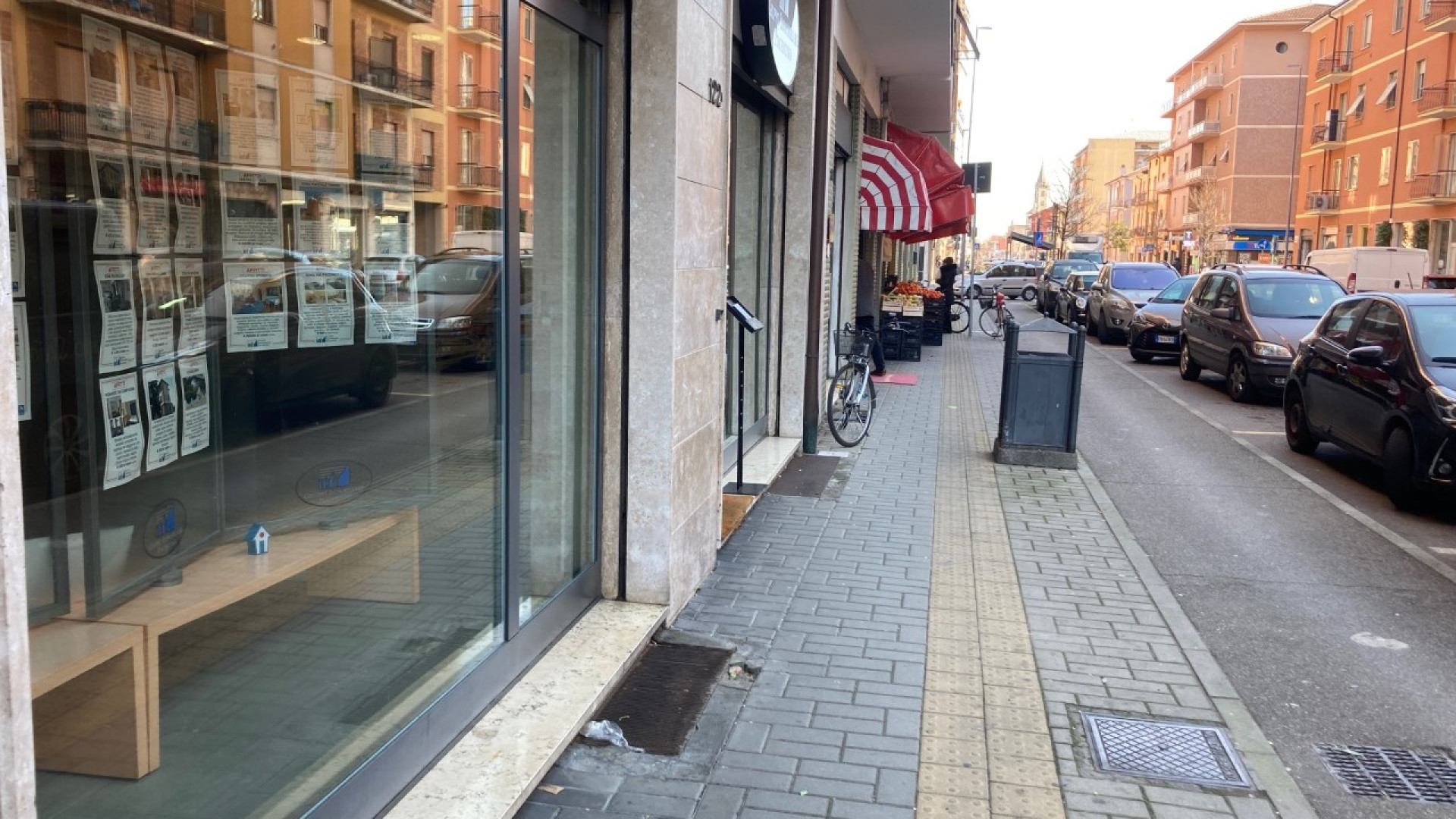 "Sputi sulla vetrina ogni mattina, caos in viale Dante": l'sos di una commerciante