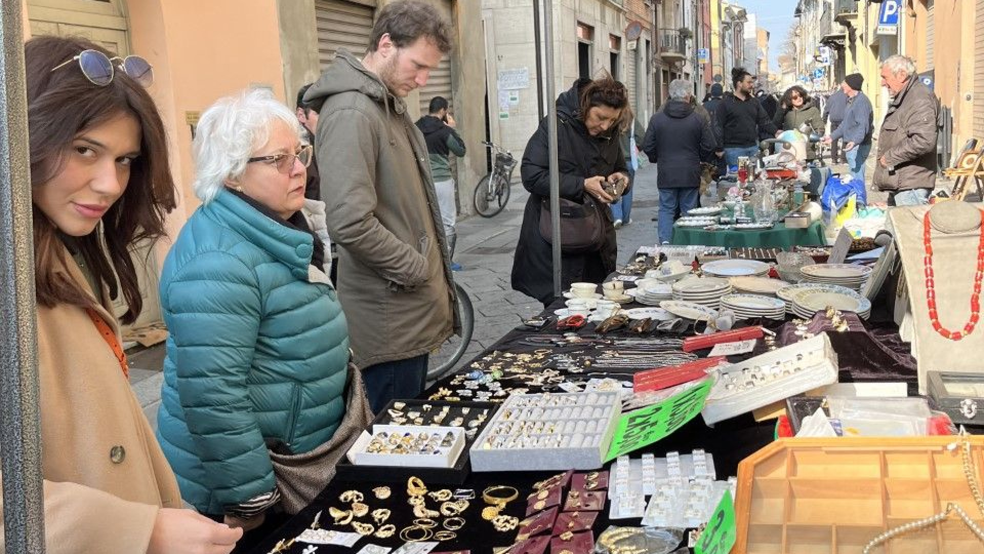 Abiti, arte, spettacoli e arance solidali: riecco il mercato di strada nel quartiere Roma