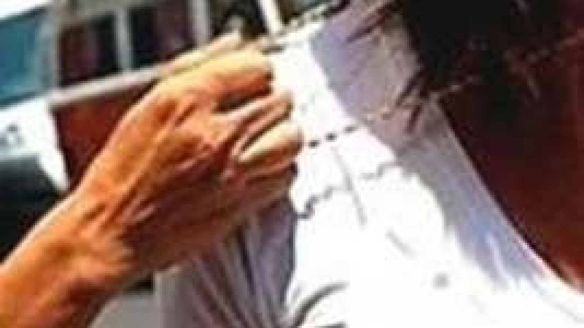 Fornisce indicazioni stradali, "ringraziano" strappandole la collanina