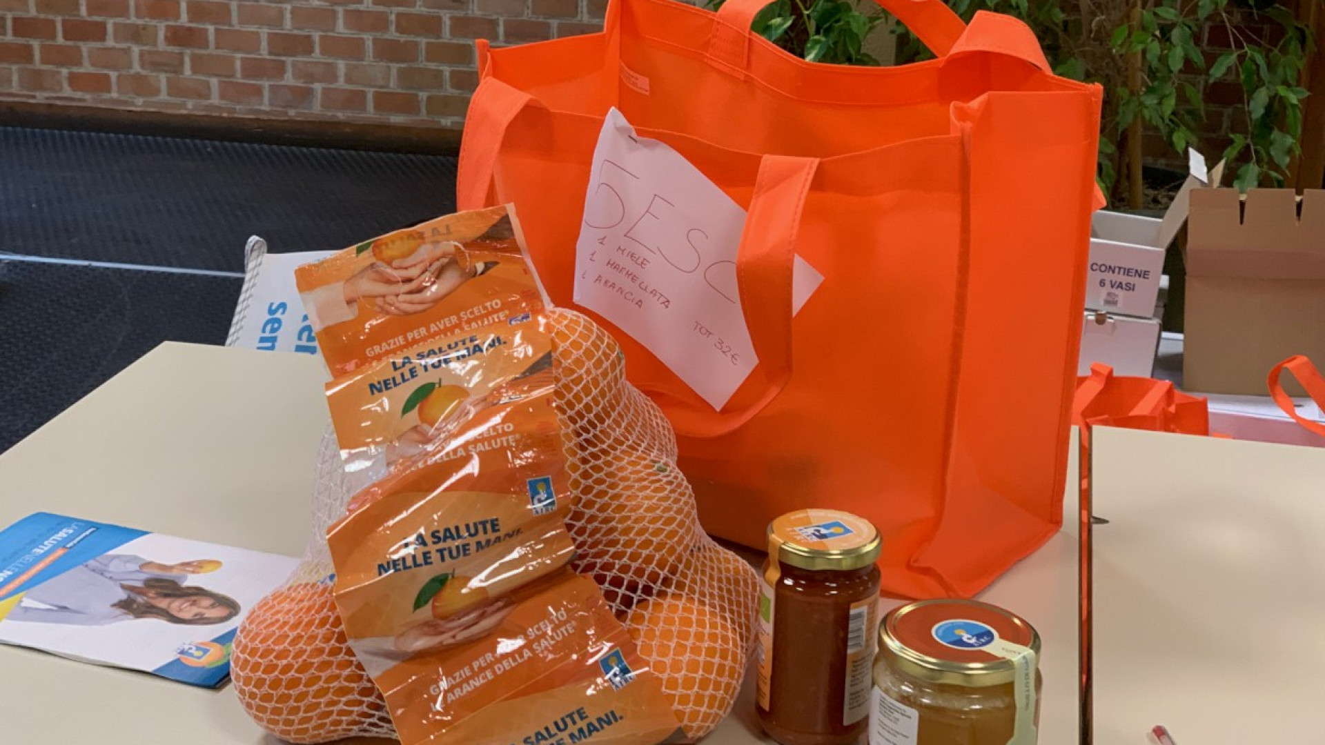 "Cancro io ti boccio": al Colombini le arance della salute, miele e marmellata