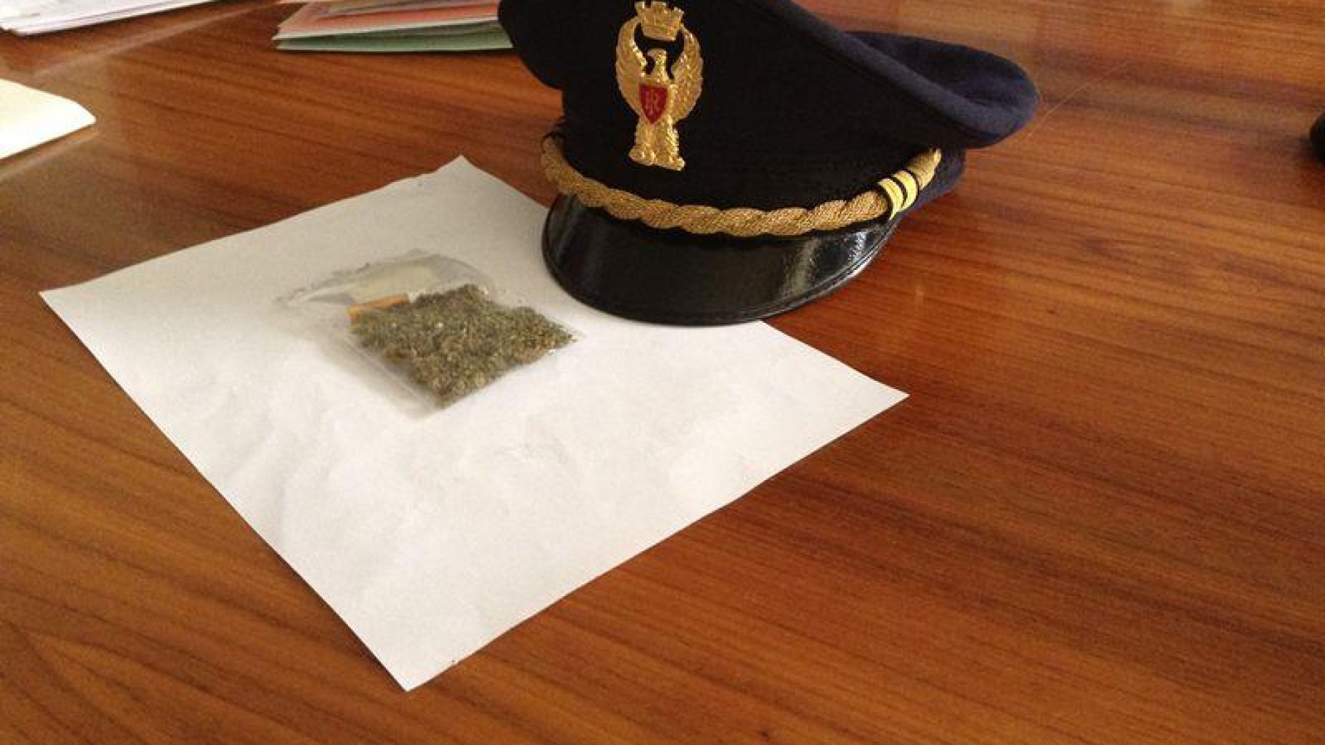 Due minorenni con la droga nello zaino, uno segnalato dalla polizia