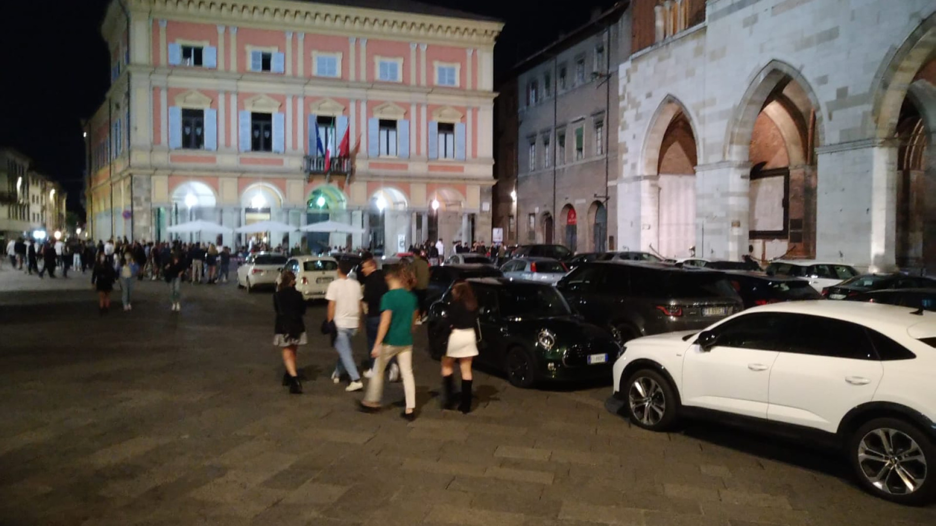 Sosta selvaggia in piazza Cavalli, il Comune: "Entro fine anno attive le telecamere"