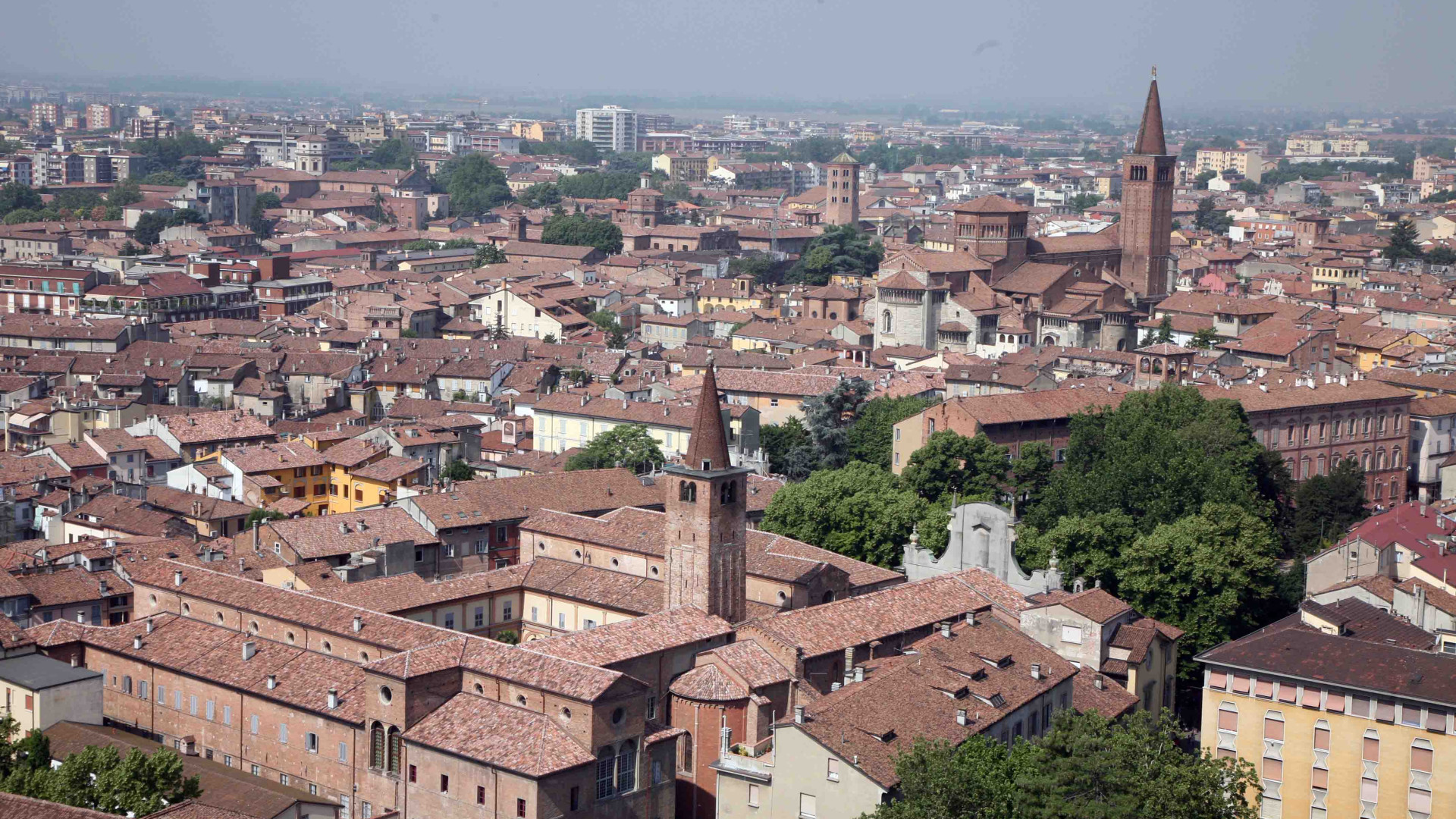 Zona arancione da lunedì: riaprono i negozi, solo asporto per bar e ristoranti