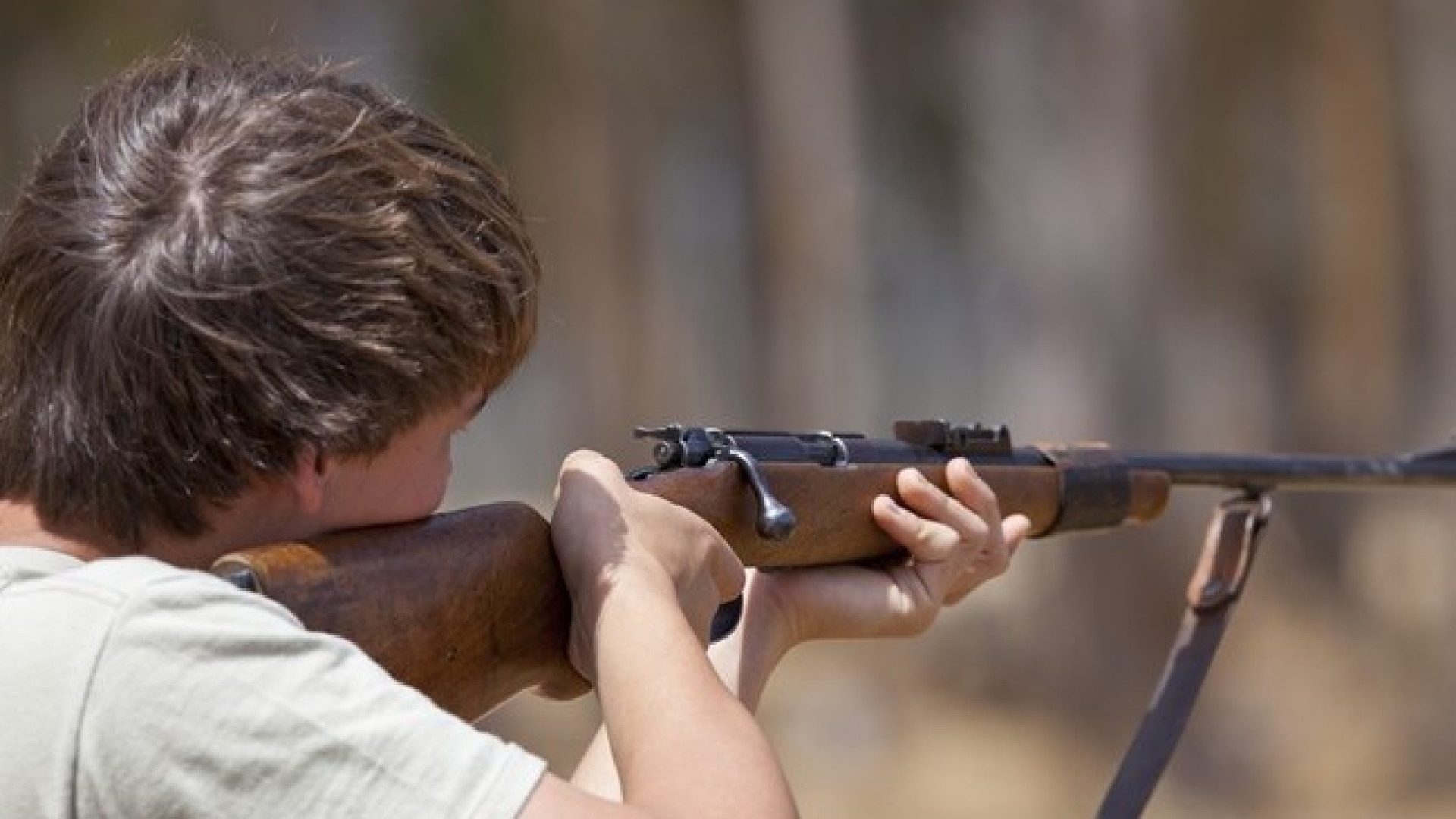 Appoggia il fucile sul tetto dell'auto e parte: cacciatore nei guai