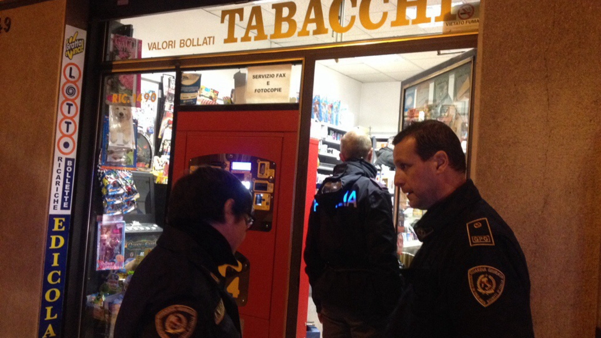 Via Borghetto, rapina in tabaccheria: bandito spara un colpo