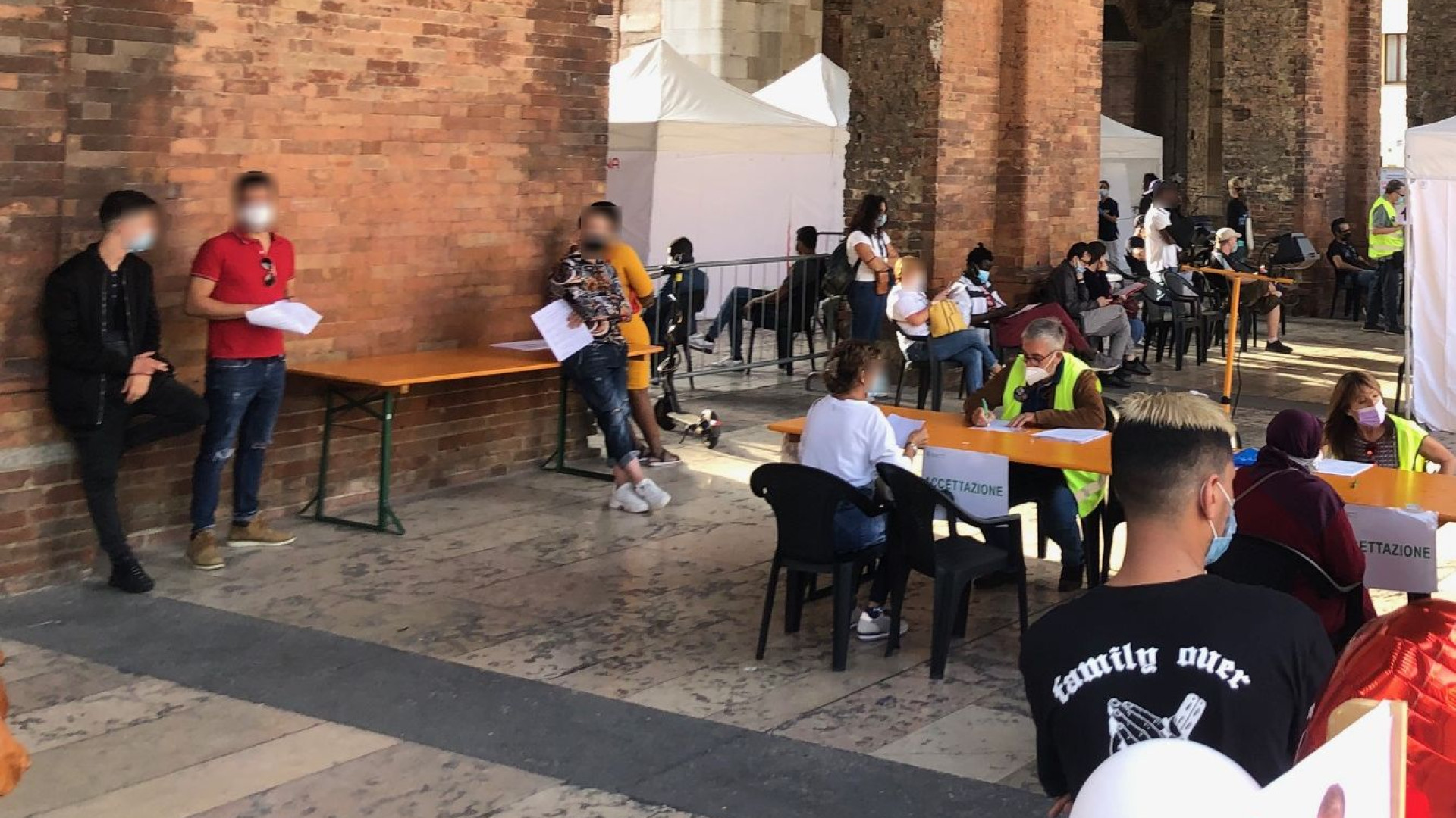 Vaccini, oggi un centinaio di prime dosi in piazza Cavalli. "Obbligati da green pass"