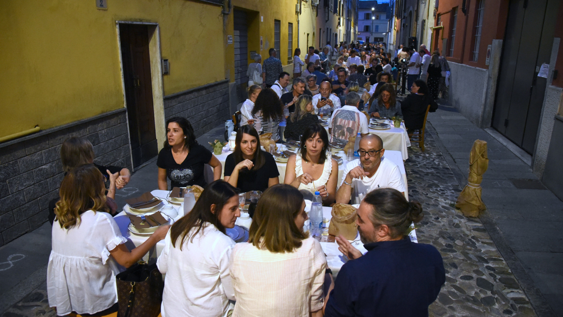 La “Mangiada in si Sass” fa il pieno di cibo e presenze: 340 commensali in via Tibini