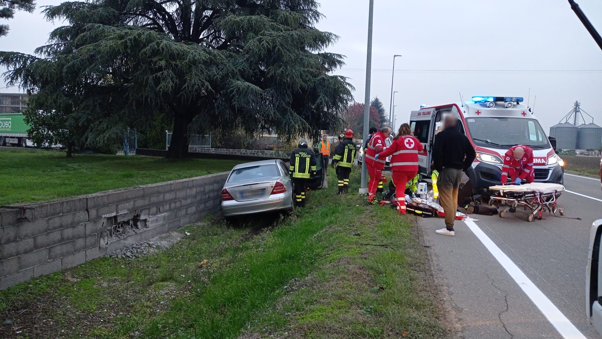 Malore alla guida, auto fuori strada a Rottofreno. Muore un 74enne