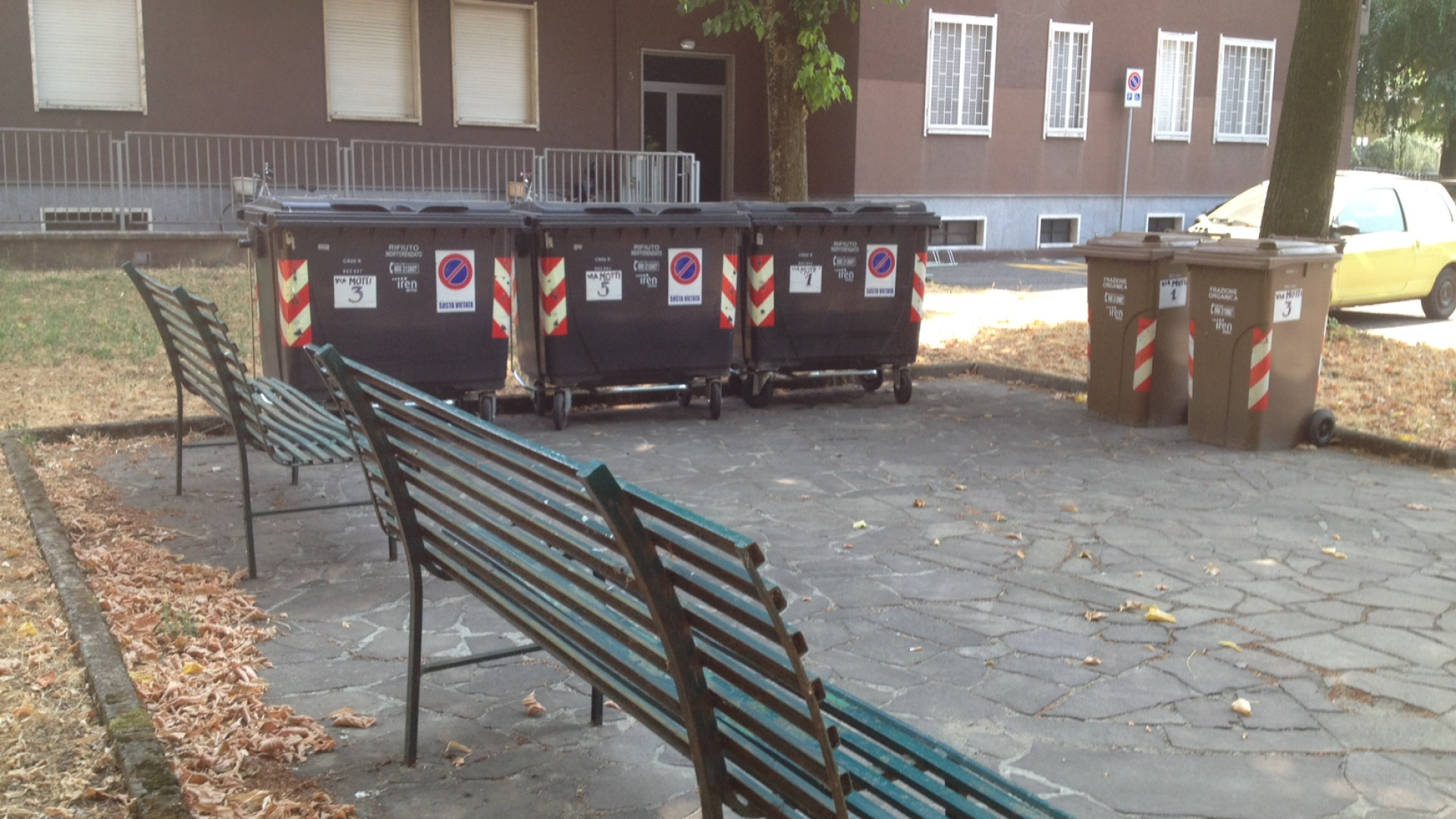 Via Motti, protestano i residenti: "Cassonetti attaccati alle panchine"