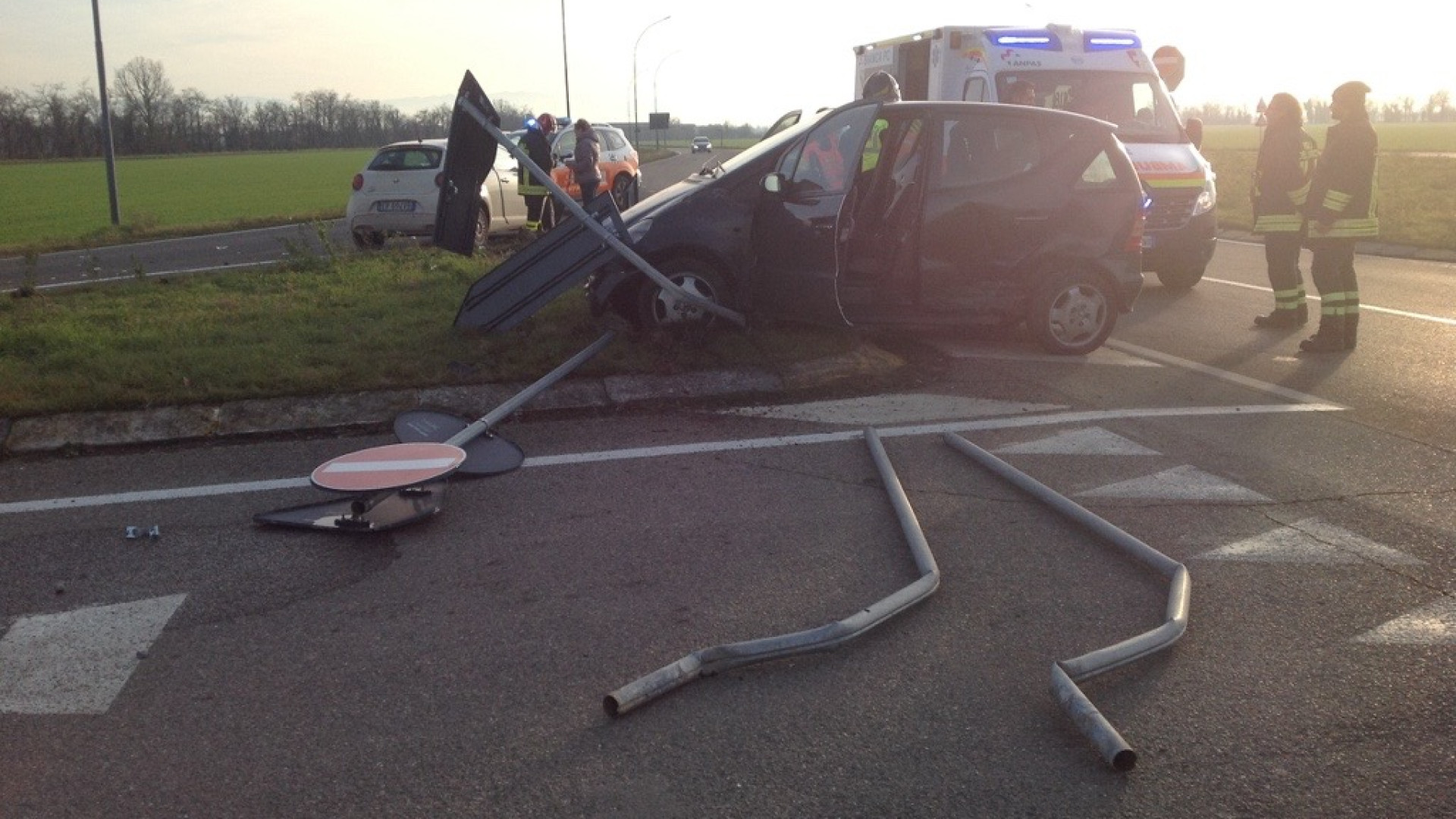 Ennesimo schianto alla rotatoria di San Bonico, anche un bambino coinvolto