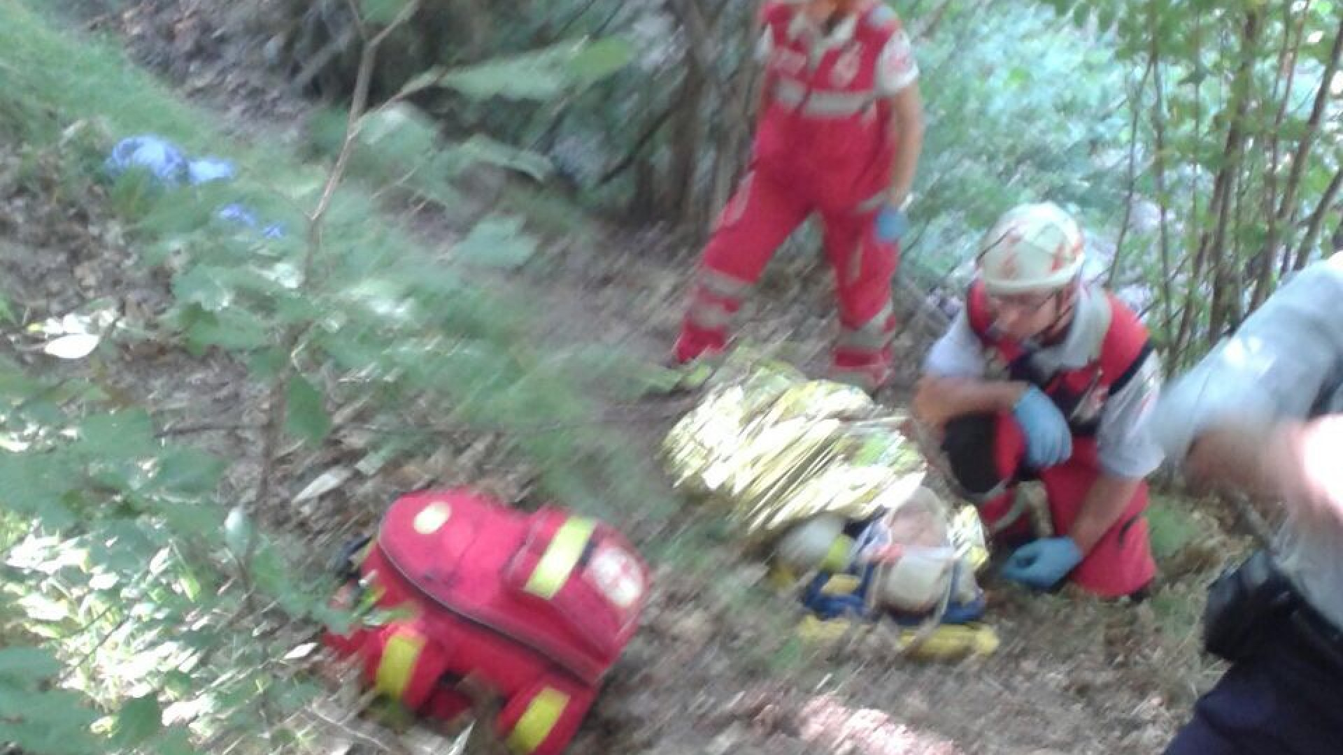 Fungaiolo lancia l'SOS, difficile intervento di soccorso alpino e Cri di Marsaglia